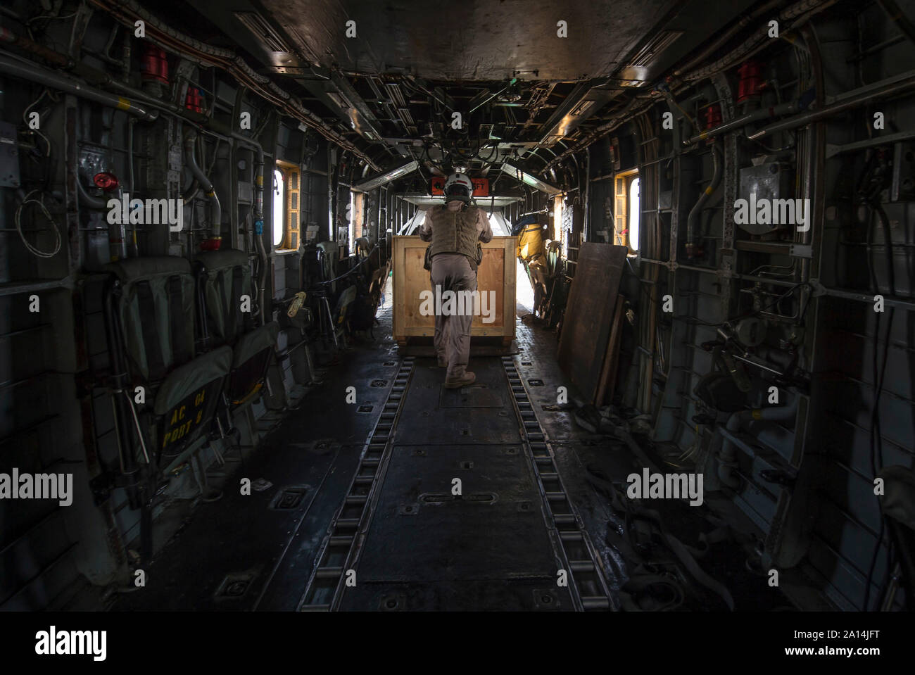 Naval Aircrewman entlastet eine Lieferung aus einem MH-53 Sea Dragon. Stockfoto