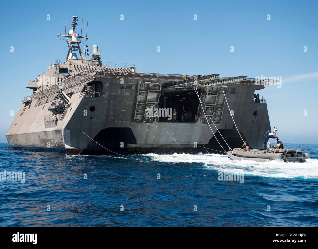 Segler bereiten aus dem Wasser von Littoral Combat Ship USS Coronado gehoben zu werden. Stockfoto