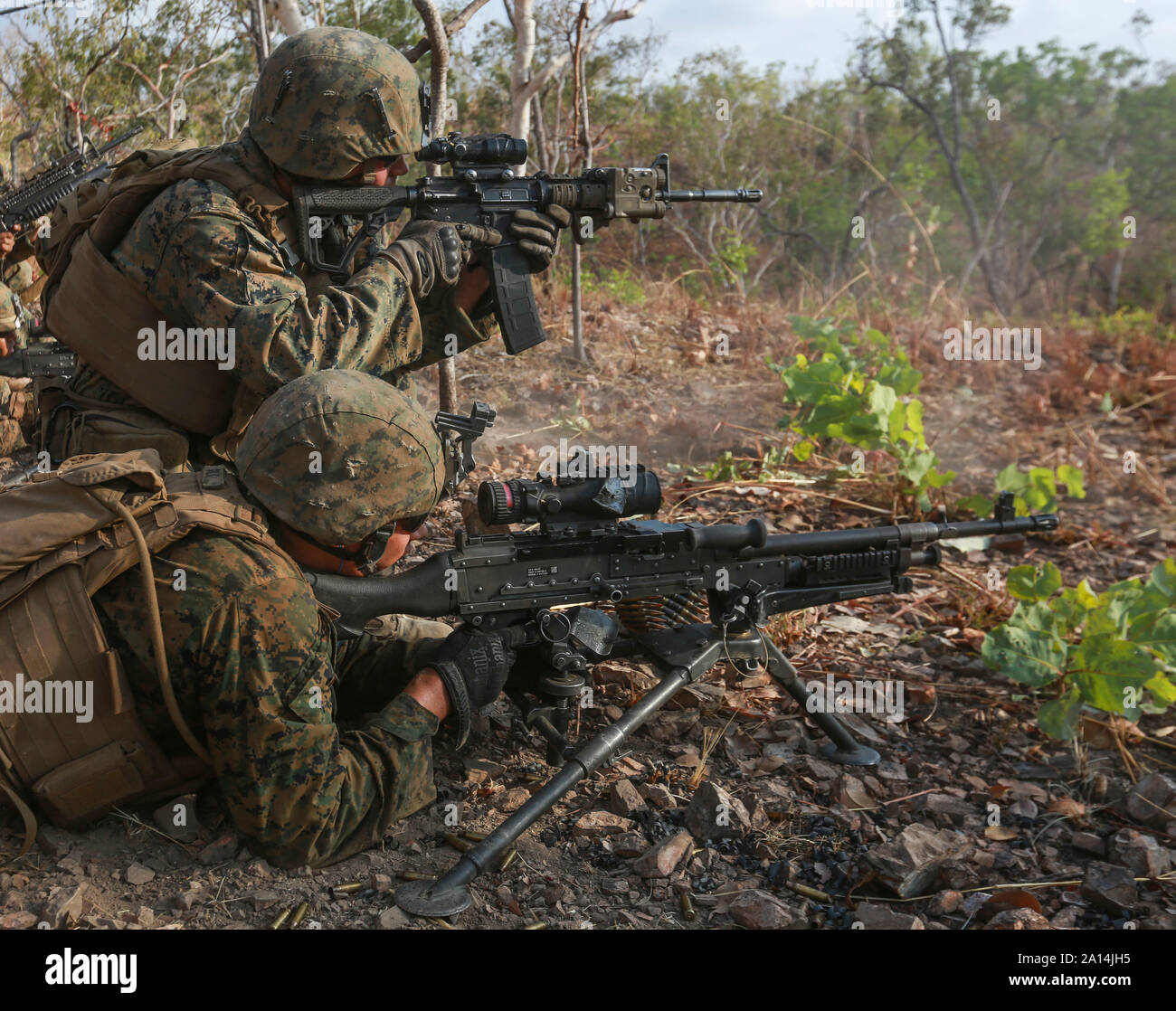 Us Marine Sehenswürdigkeiten während Gefährte Marine bereitet seine M240B medium Maschinengewehr zu feuern. Stockfoto