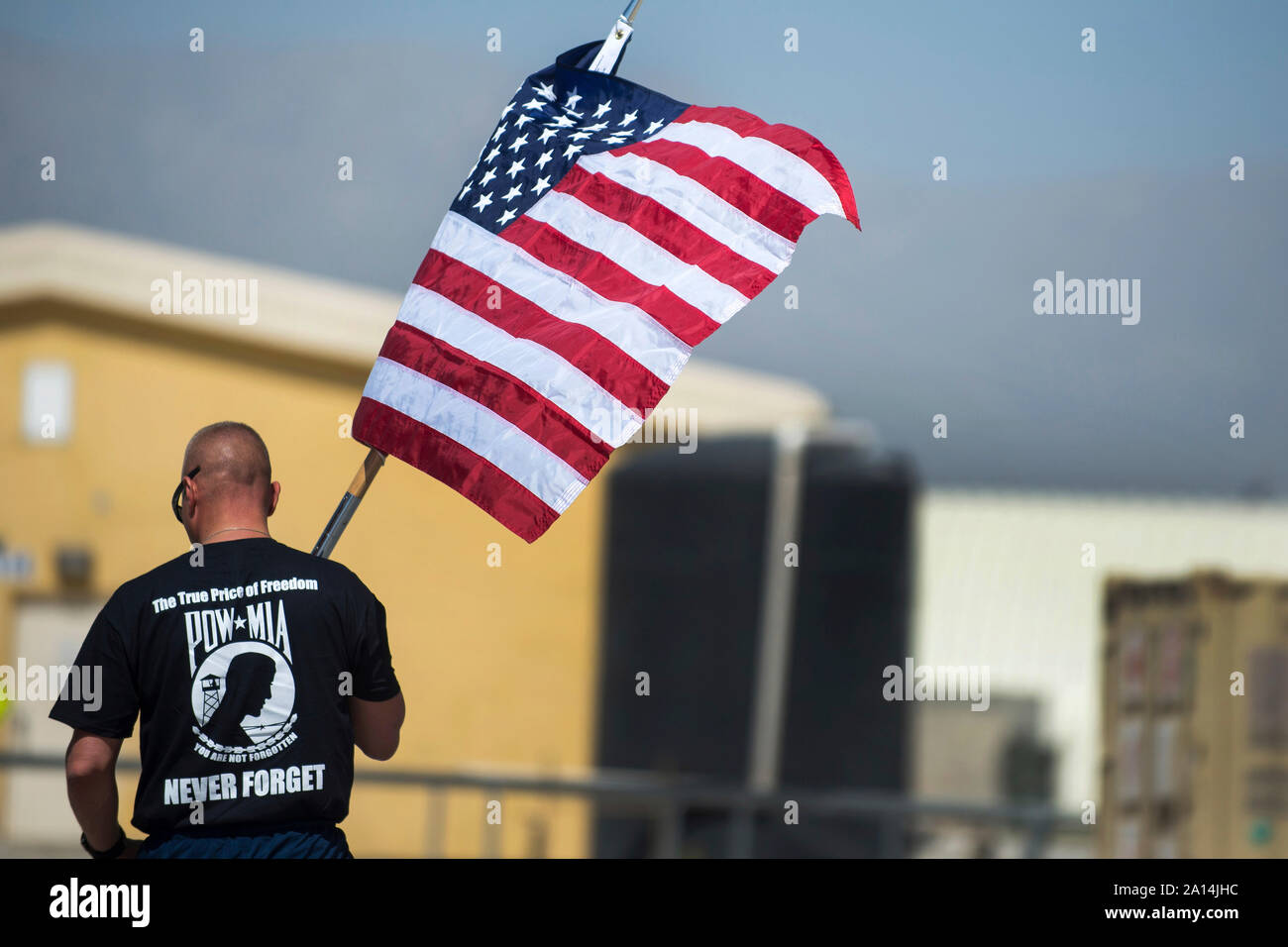 Us Air Force Chief trägt die US-Flagge. Stockfoto