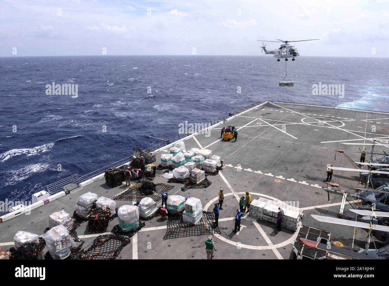 Eine SA330 Puma Helikopter liefert die Versorgung der USS Green Bay. Stockfoto