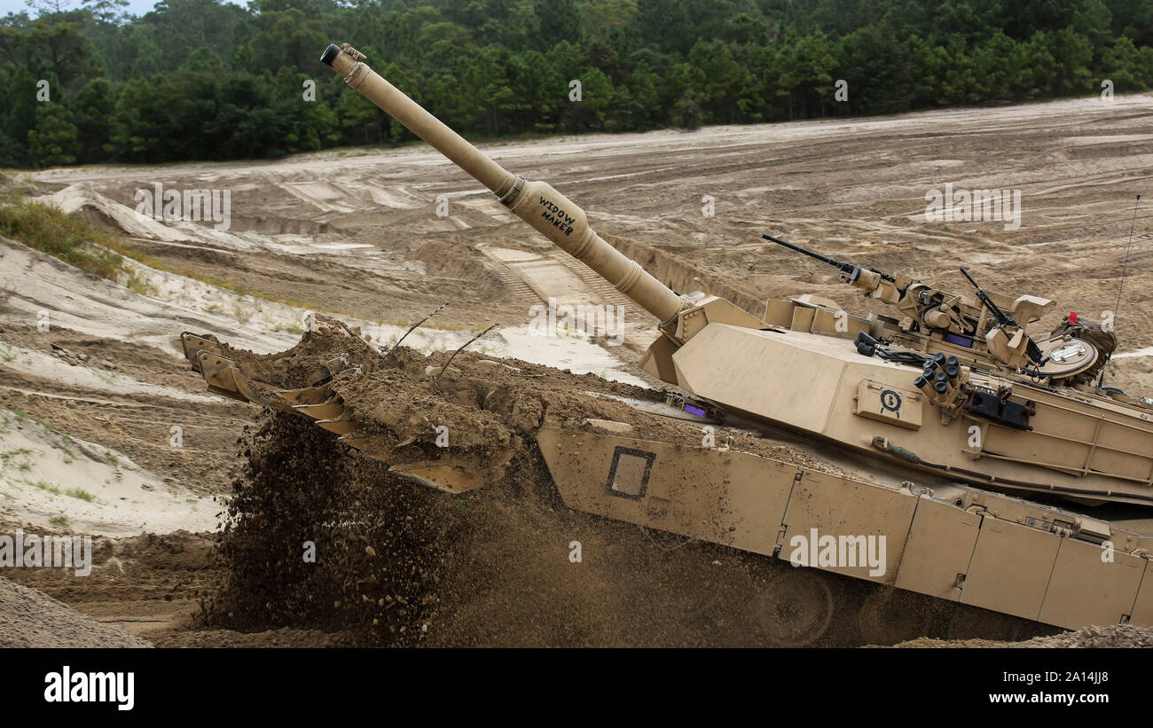 Us-Marines einen M1 Abrams Tank über eine Schmutz berm. Stockfoto
