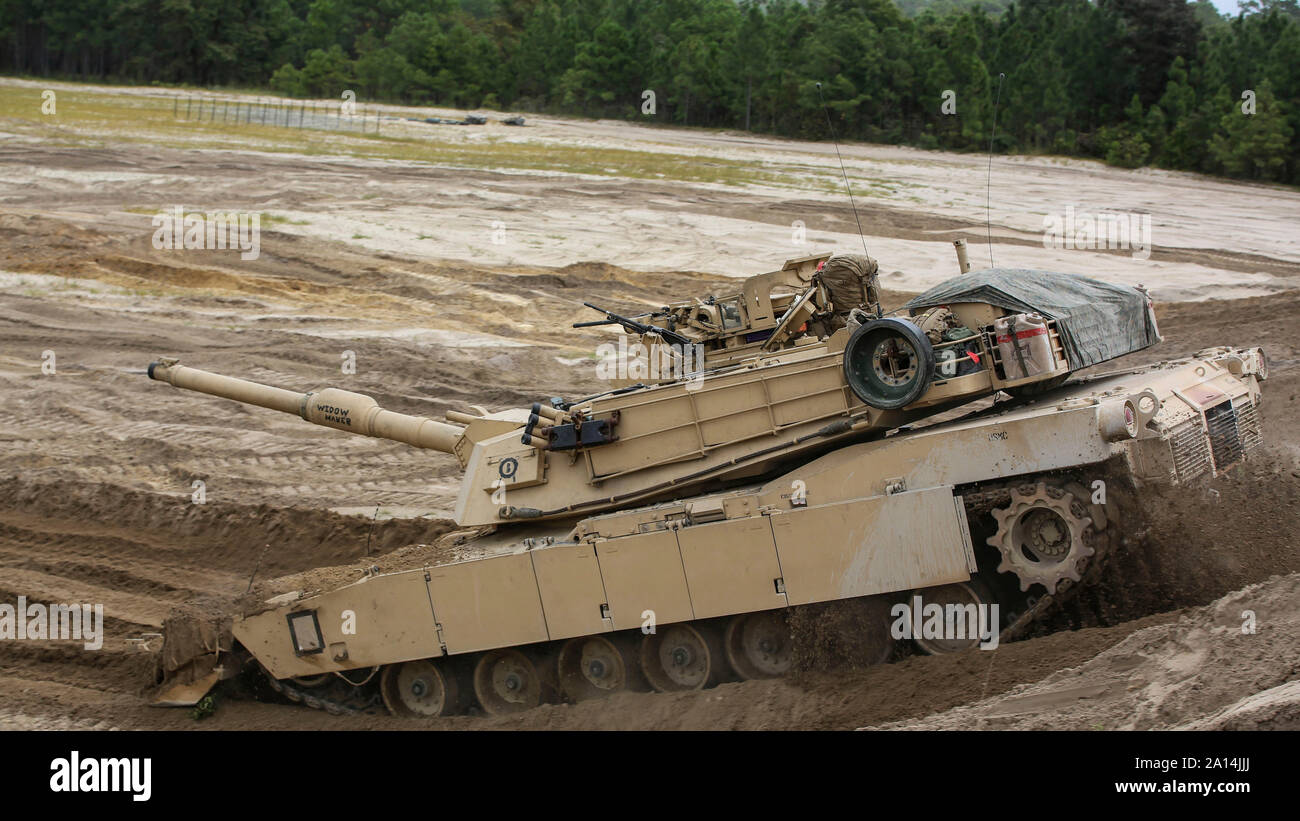 Marines Laufwerk einen M1 Abrams Tank über eine Schmutz berm. Stockfoto