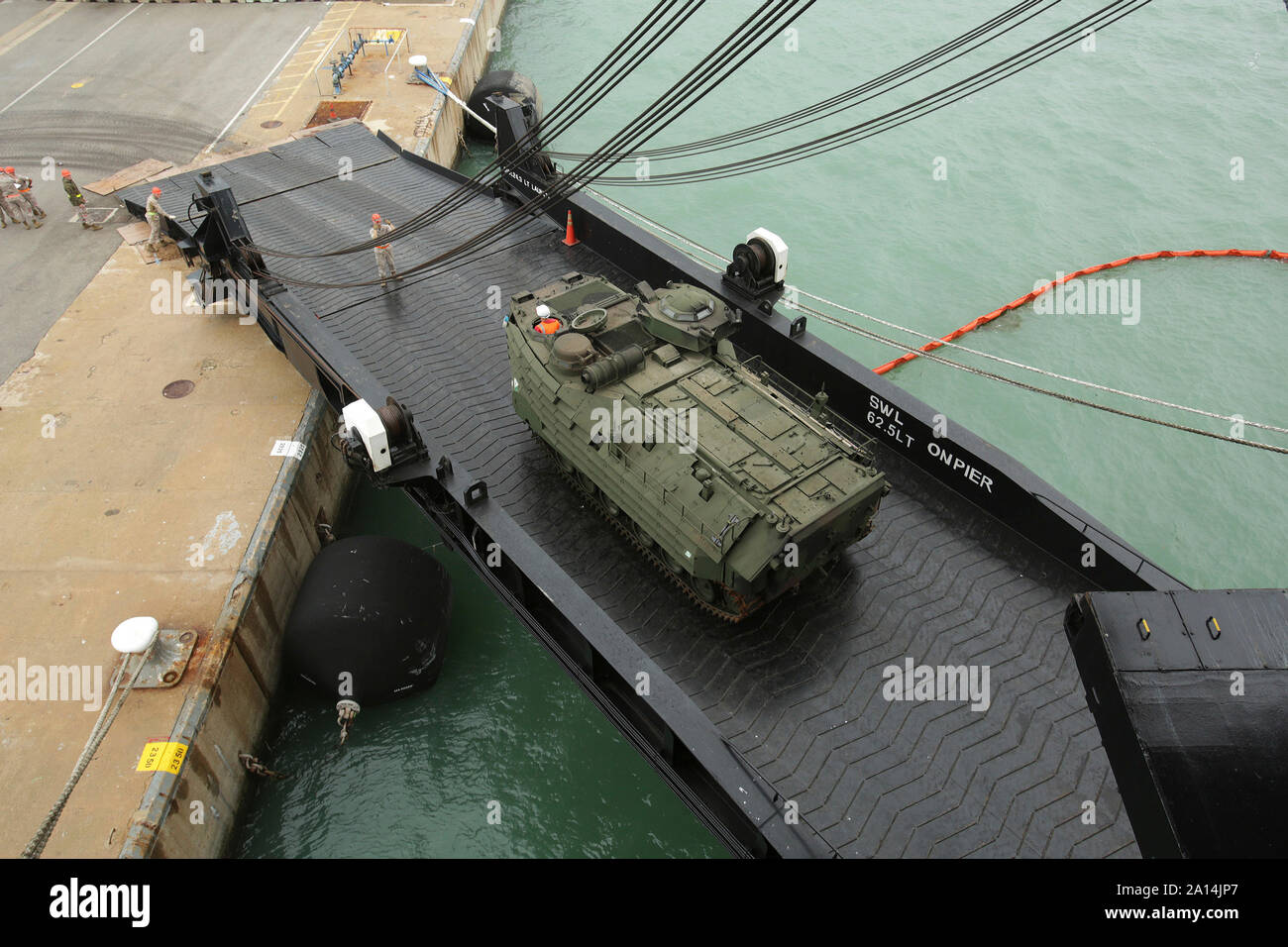 Ein Angriff Amphibienfahrzeug rollt die USNS Sergeant William R.-Taste. Stockfoto