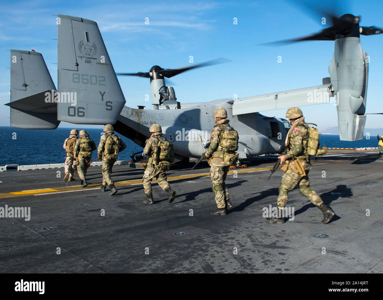 Türkische Marines Board eine MV-22 Osprey auf dem Flugdeck der USS Kearsarge. Stockfoto