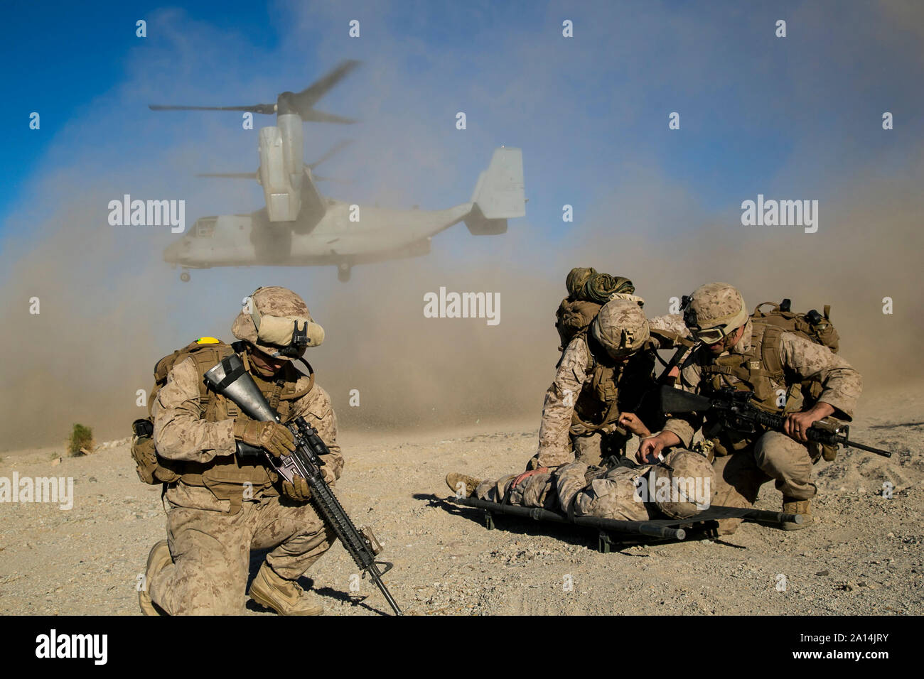 Us-Marines Schild einen simulierten Unfall aus dem Schutt der MV-22 Osprey. Stockfoto