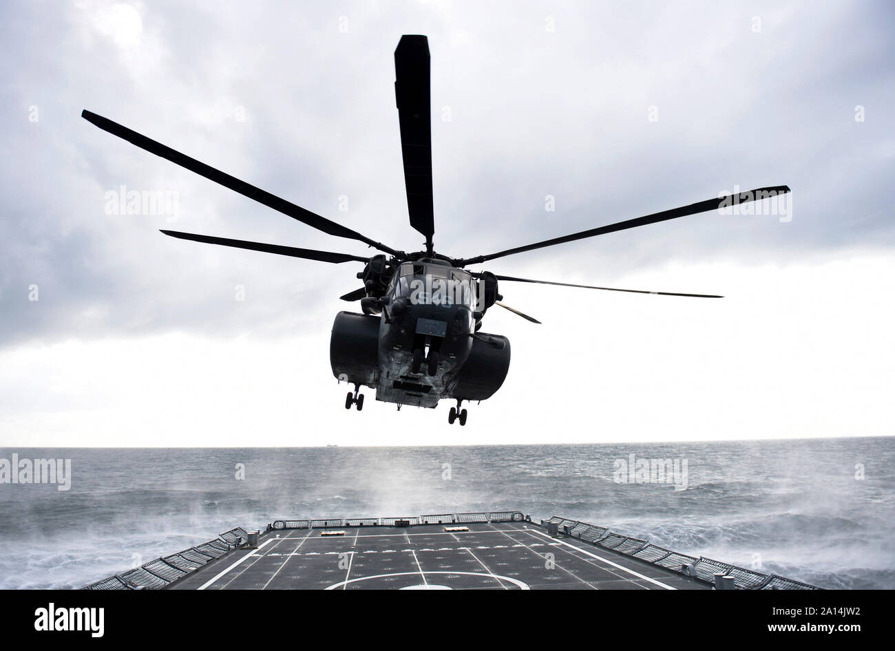 Einem MH-53E Sea Dragon Hubschrauber bereitet auf dem Flugdeck zu landen. Stockfoto