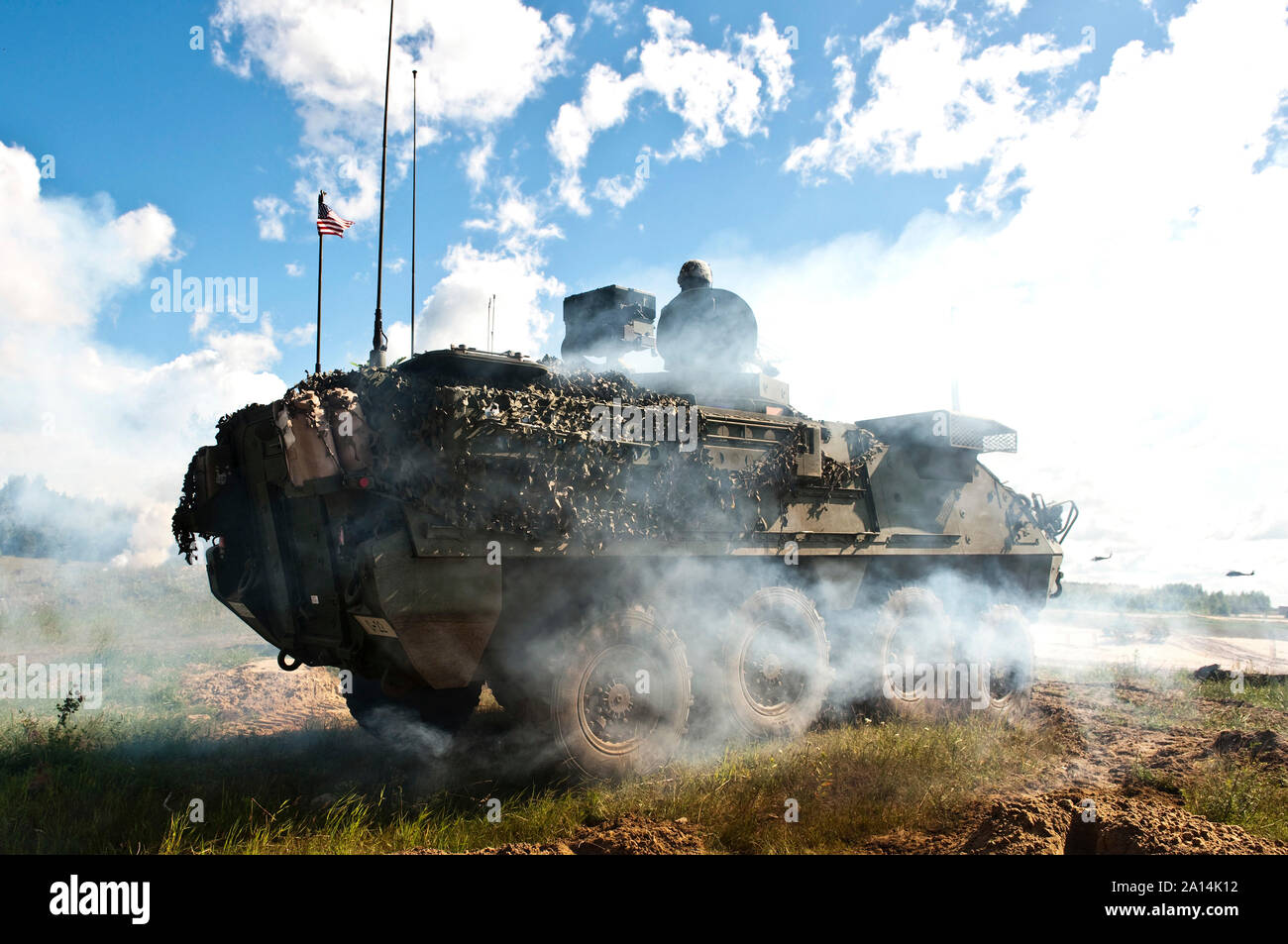 Us-Armee Soldaten bereitstellen von Rauch und Feuer schwere Maschinengewehre aus einem gepanzerten Fahrzeug. Stockfoto