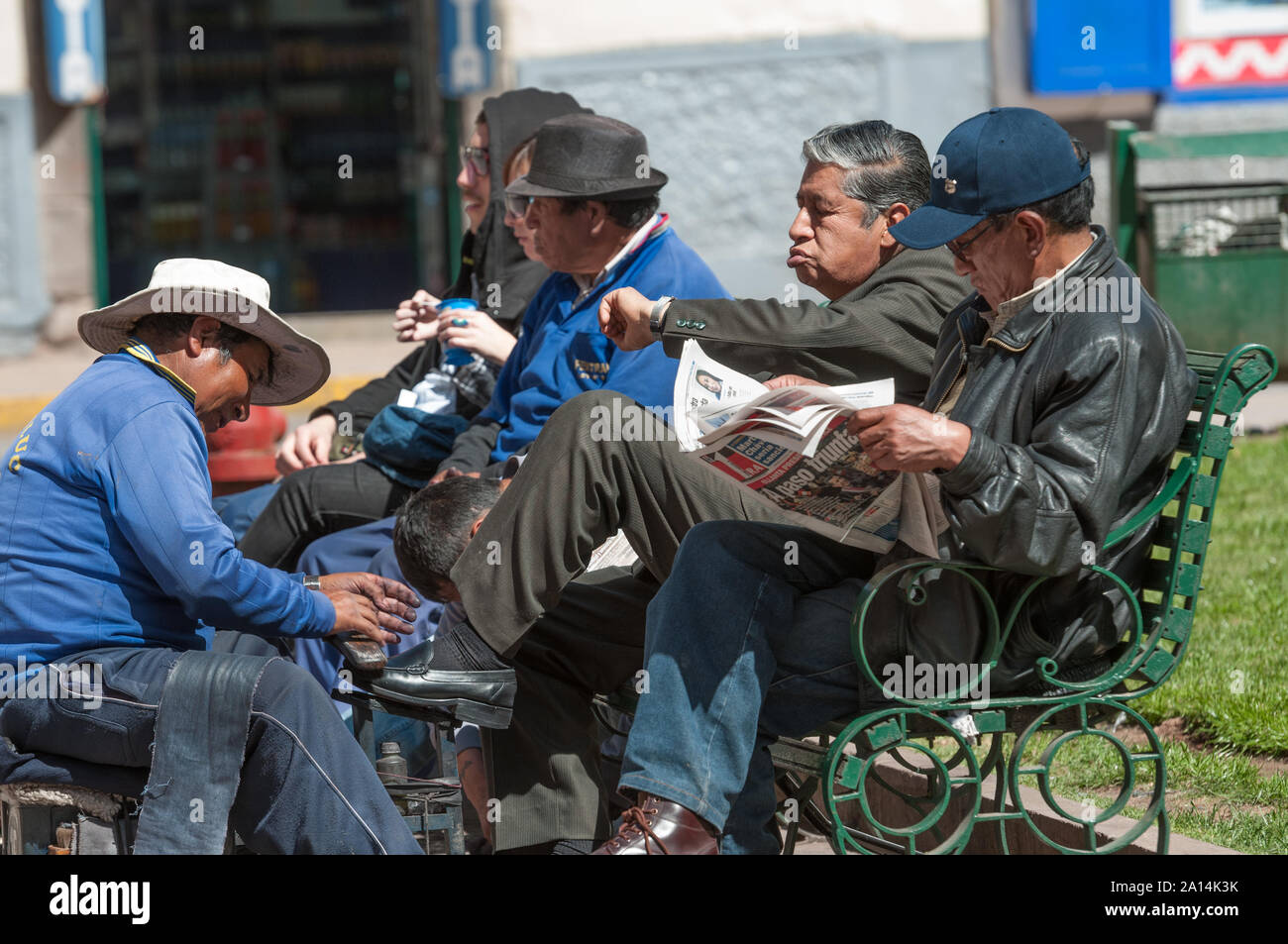 Cuzco, Peru - 30. Juli 2011: Lokale Leute sitzen vor dem Hauptplatz von Cusco. Stockfoto
