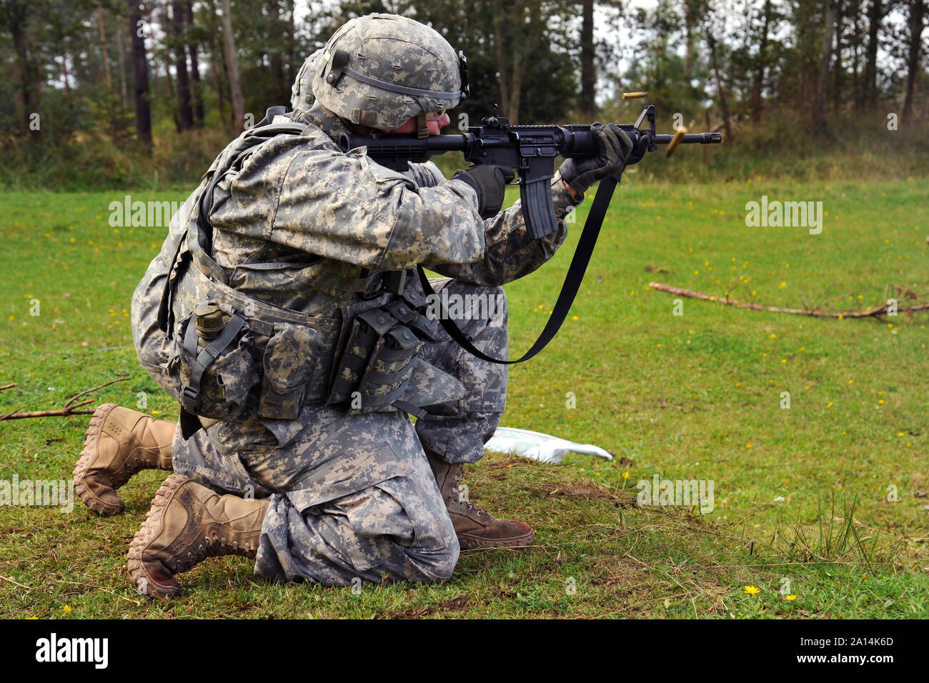 Us-Armee Soldat feuert seine M4 Carbine Gewehr. Stockfoto