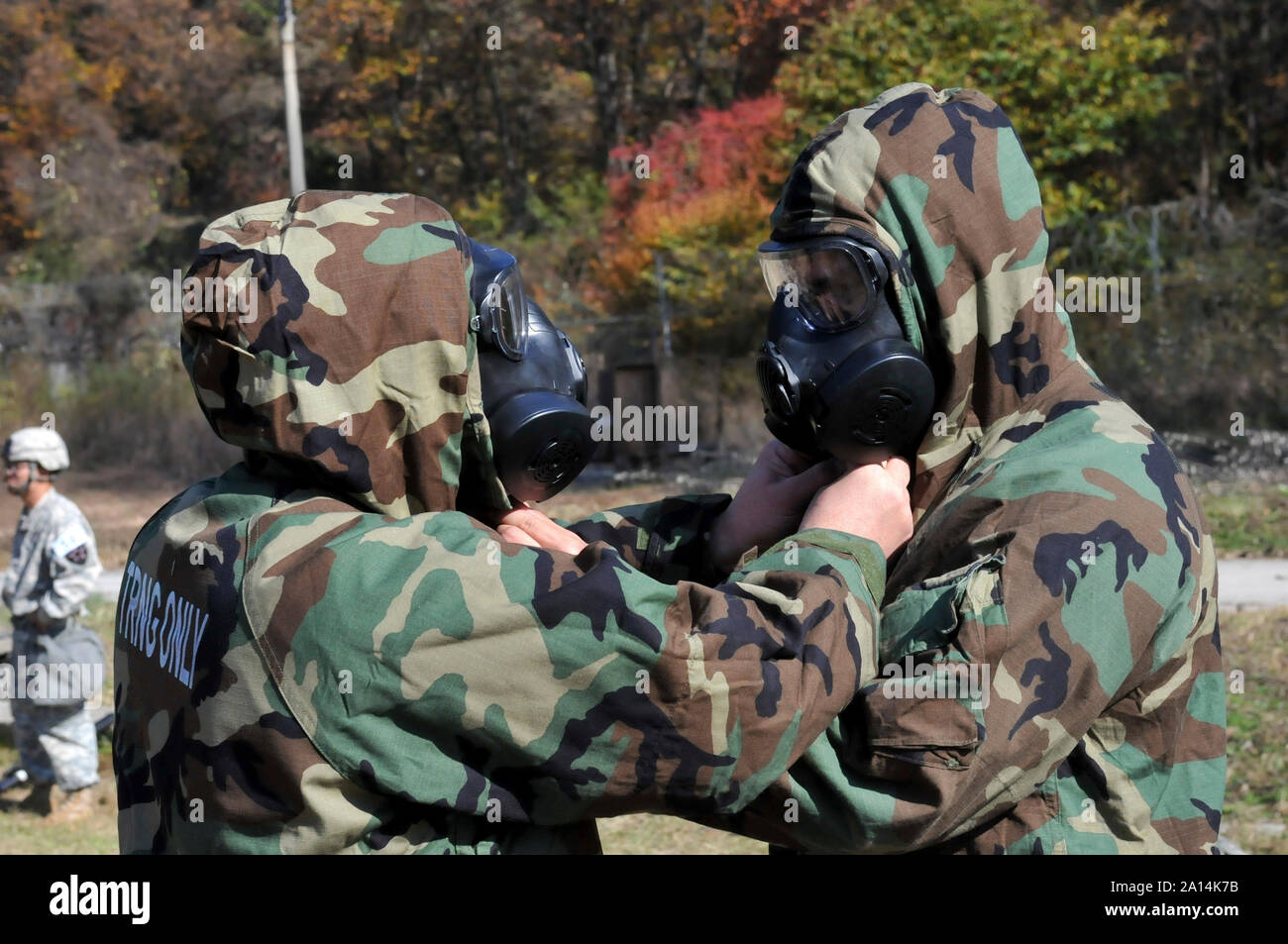 Us-Soldaten unterstützen sich gegenseitig mit ihren Haube Trägern. Stockfoto