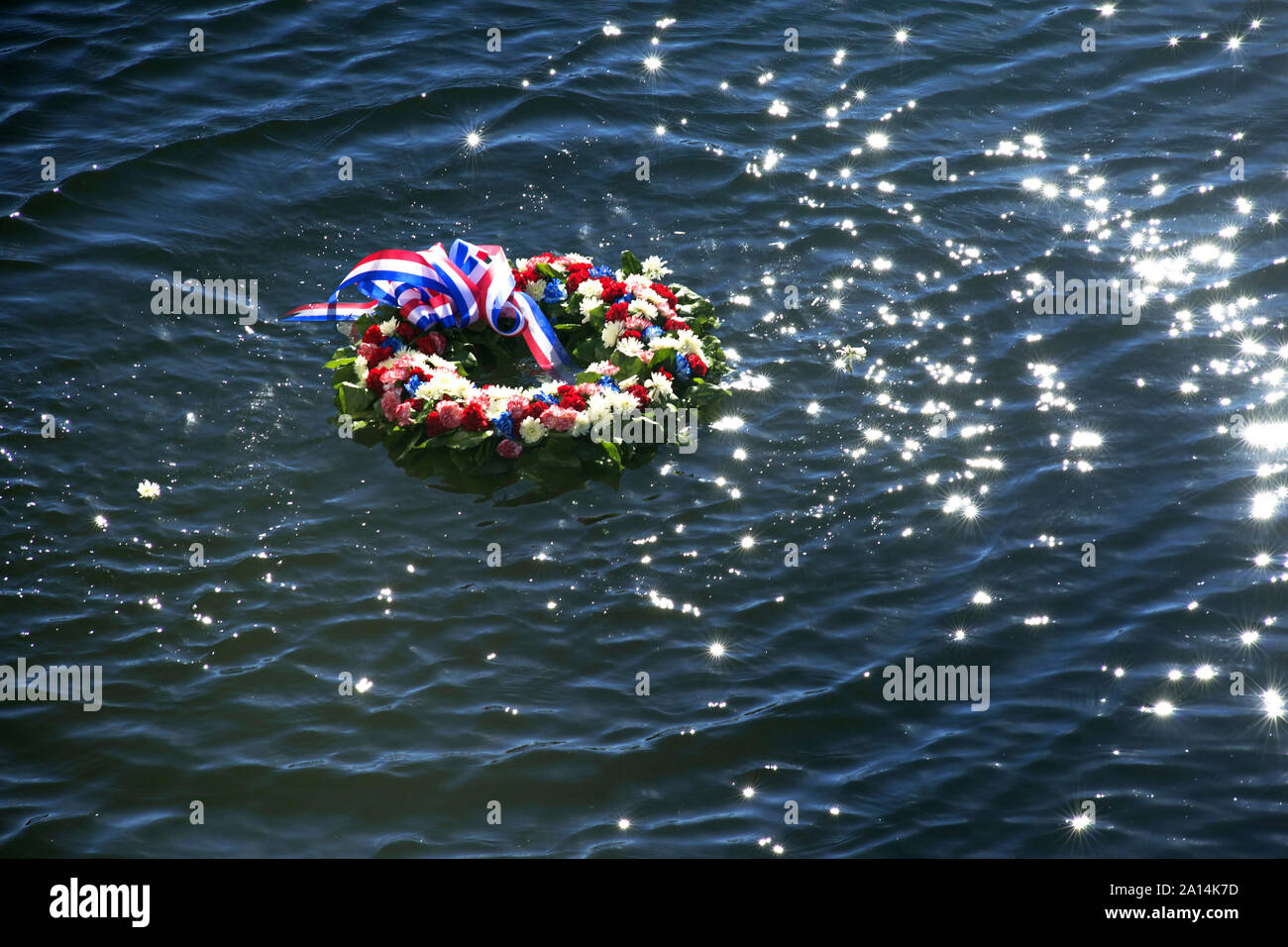 Eine florale Kranz ist im Wasser platziert, das Leben während der Angriff auf Pearl Harbor verloren Memorialize. Stockfoto