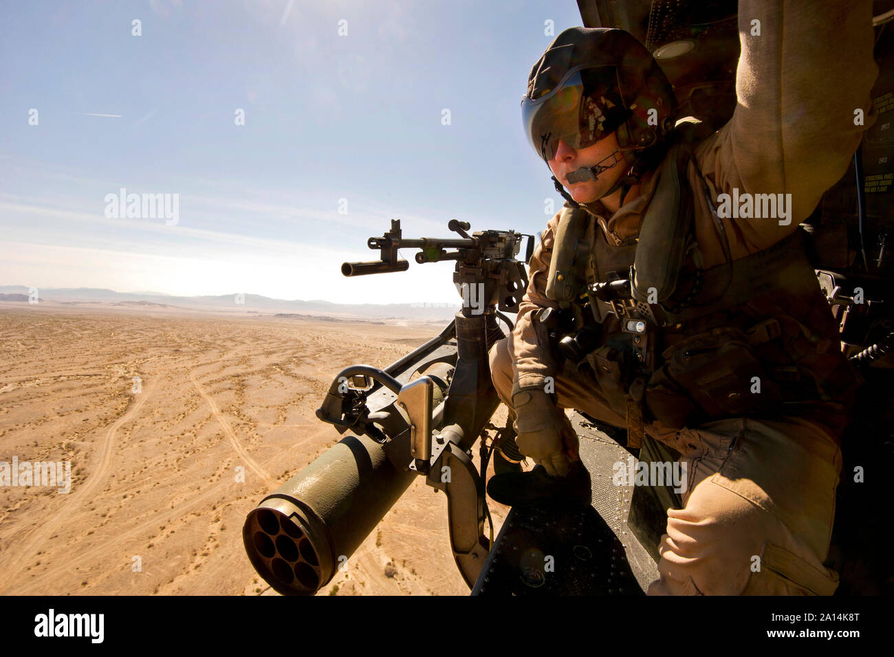 Us Marine Corps UH-1Y Huey Hubschrauber Tür gunner scannt den Horizont. Stockfoto