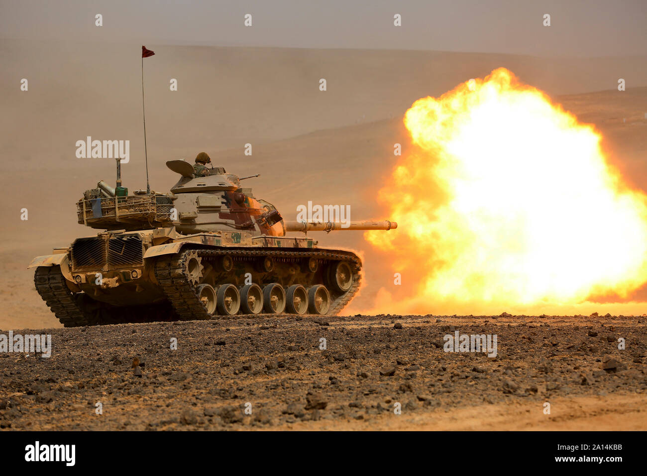 Eine M60 A1 Tank von der Royal Jordanian Streitkräfte feuert eine Runde auf einen Bereich. Stockfoto