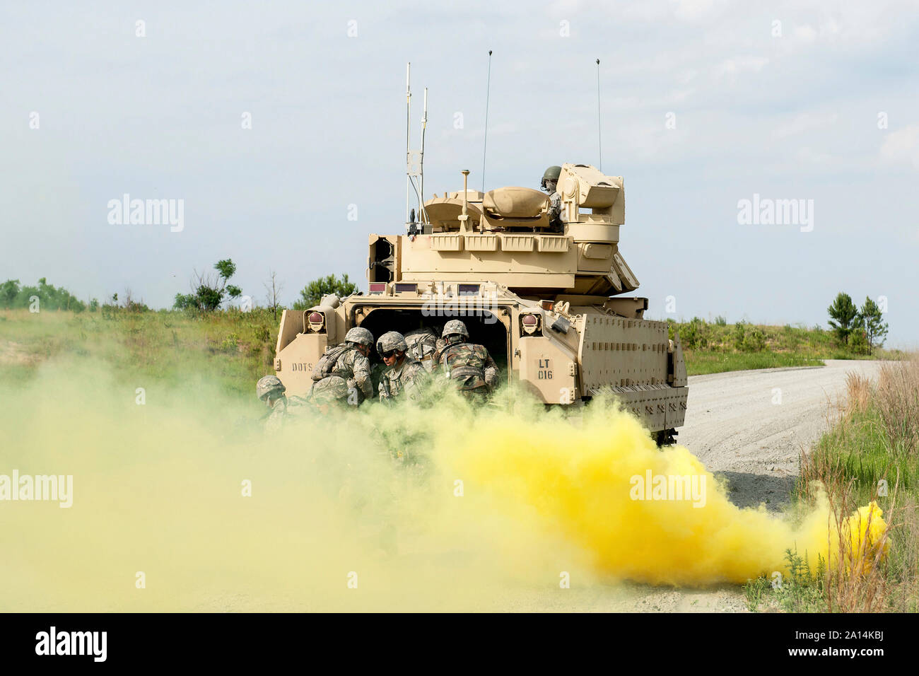 Us-Armee Soldaten Wiederanbauen der Bradley Fighting Fahrzeug und gelben Rauch werfen. Stockfoto