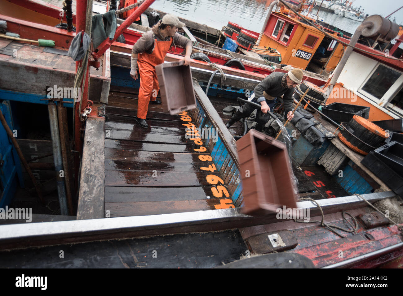 Mar del Plata, Argentinien - 19. September 2016: Es ist ein kleines Fischerboot, typisch für den Hafen von Mar del Plata, nach einem Tag des Fischens, üblichen Stockfoto