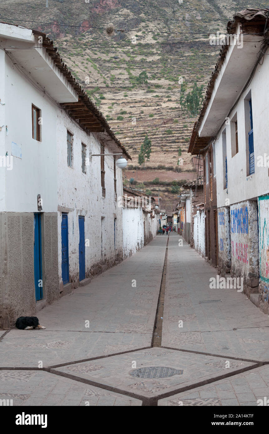 Pisac, Peru - 12. August 2011: Straßen und das tägliche Leben in der Stadt. Stockfoto
