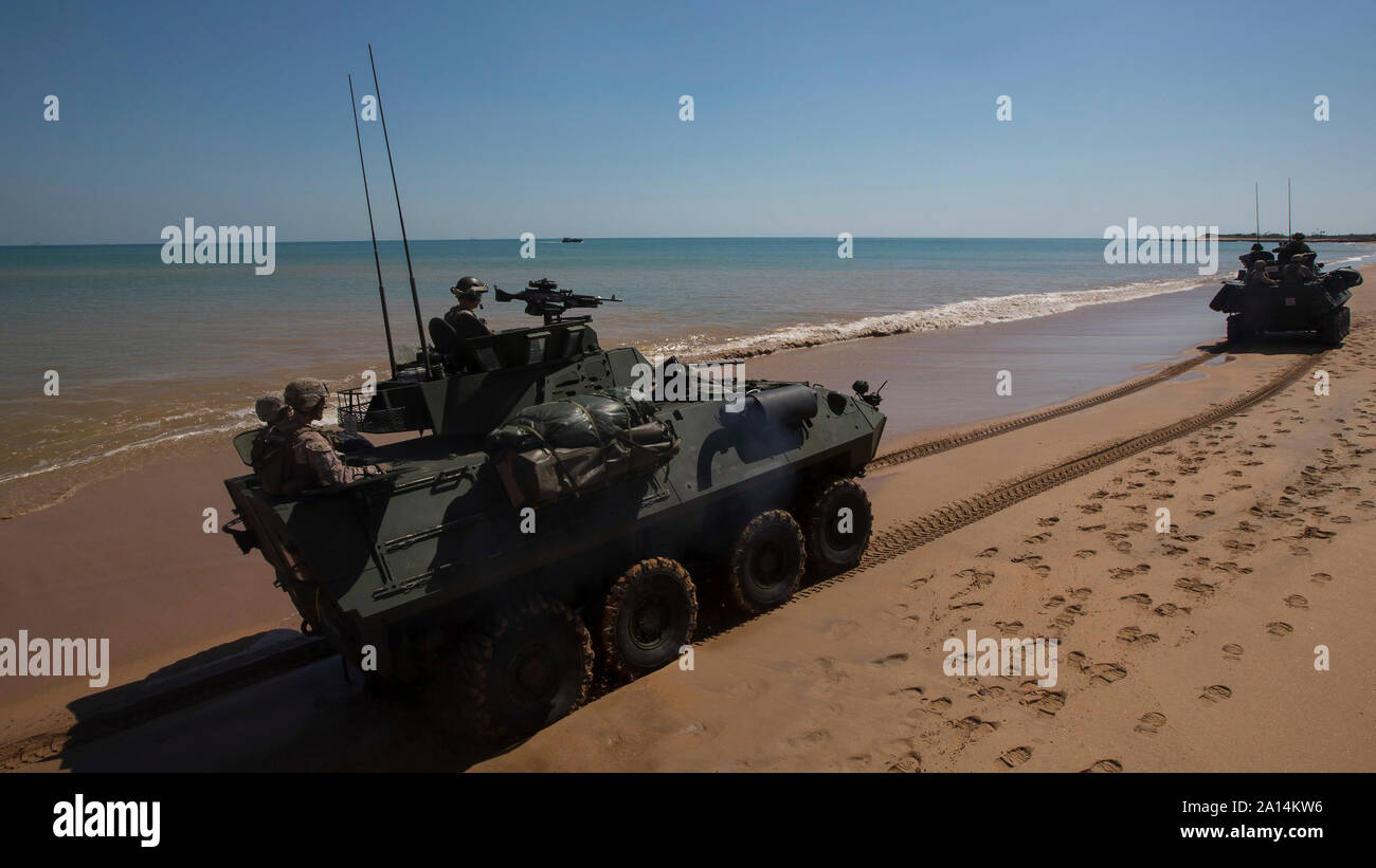 Us-Marines in LAV-25 Leichte gepanzerte Fahrzeuge fahren Sie entlang der Ufer im Nebel Bay, Australien. Stockfoto