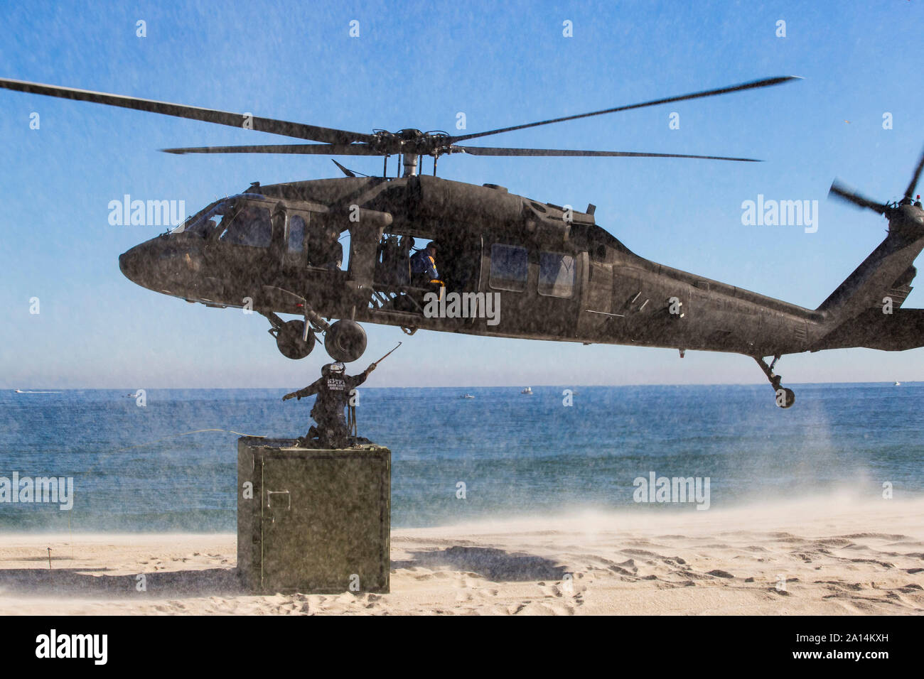 New Jersey State Police sling Last Cargo an die UH-60 Black Hawk. Stockfoto