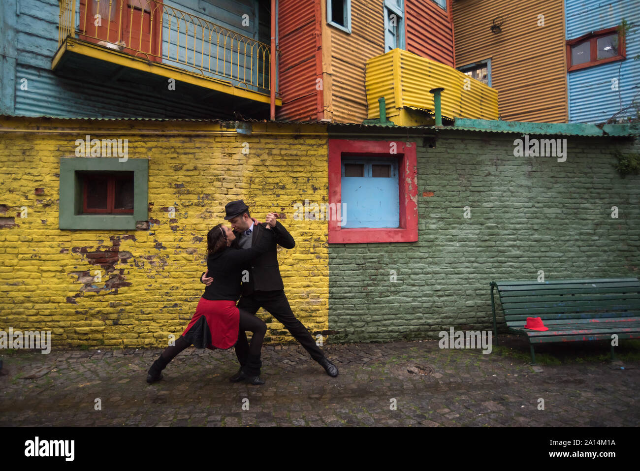 Buenos Aires, Argentinien - 31. Juli 2016: Regentage in der Nachbarschaft von La Boca. Ein paar Tango tanzen auf der Straße. Stockfoto
