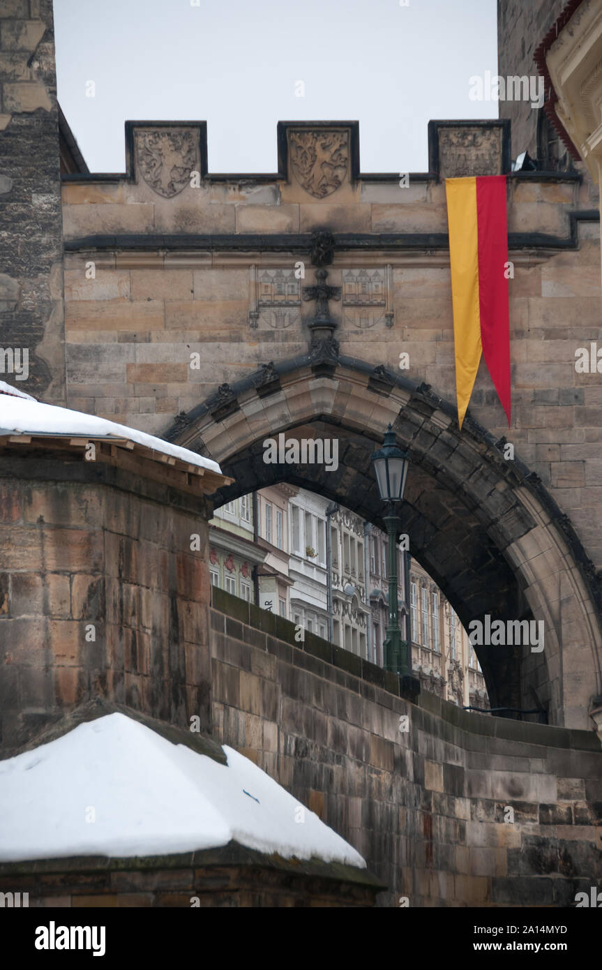 Prag, Tschechische Republik - 22. Januar 2010: Verschneite Dächer der typischen Häuser von Prag Stockfoto