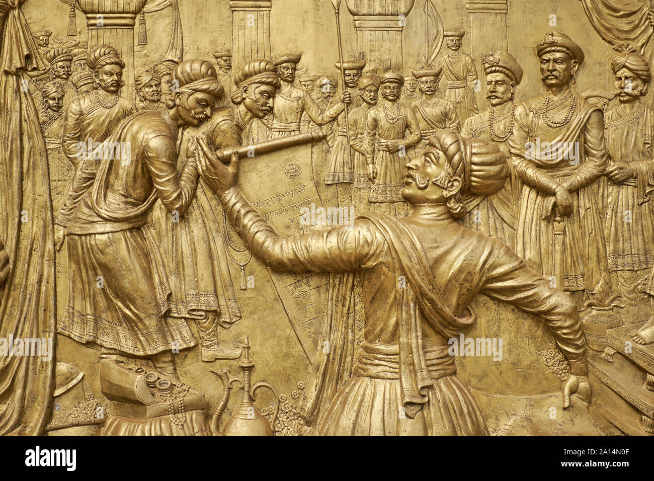Detail einer Gedenkstätte für 17 C. Maharashtrian Volksheld Chhatrapati Shivaji Maharaj, Shivaji Park, Mumbai, Darstellung von Shivaji Feinde übergeben Stockfoto