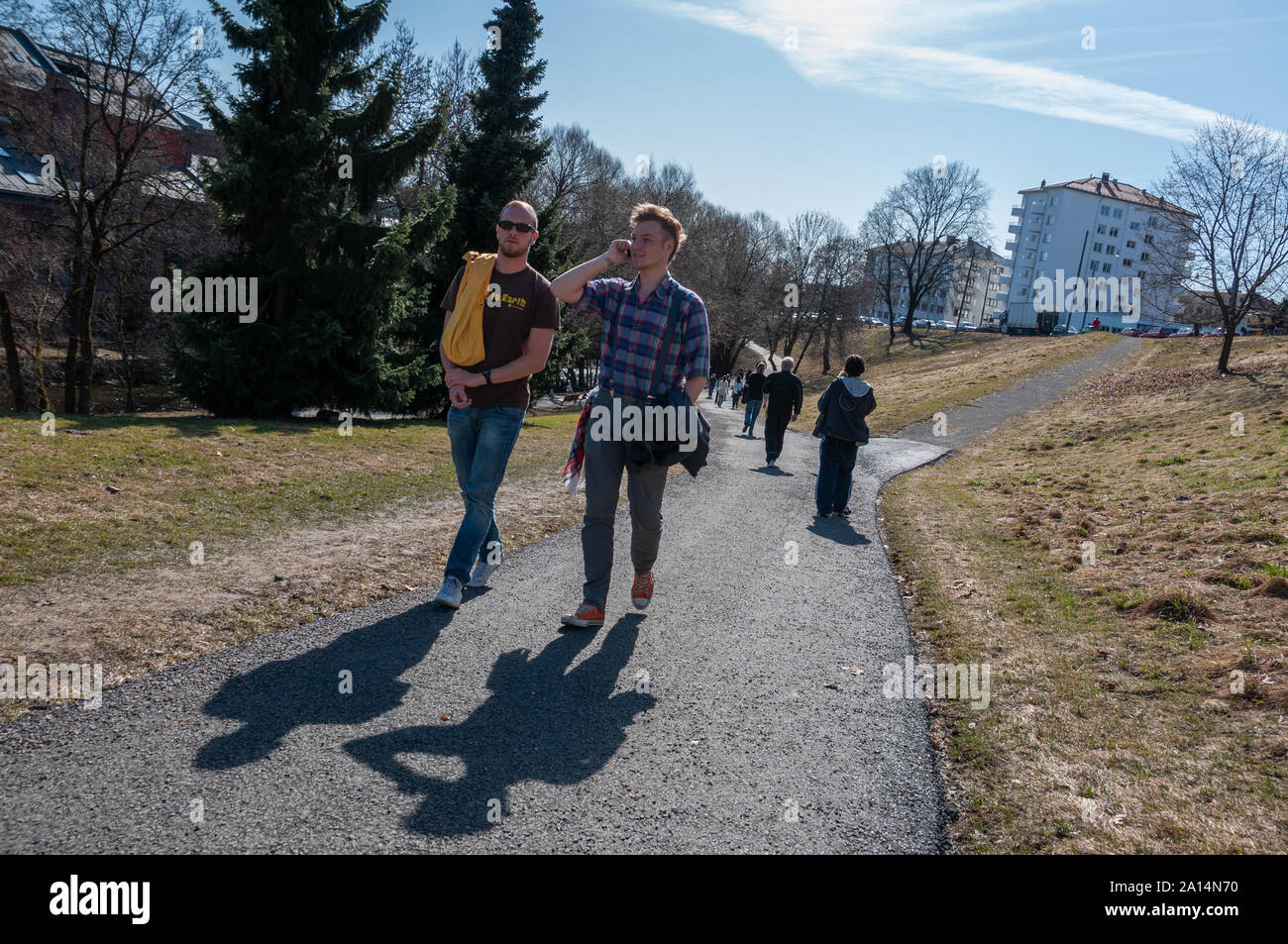 Oslo, Norwegen - 11 April 2010: Norwegische Menschen zu Fuß und sprechen unter der Sonne Feiern der Frühling kommt. Stockfoto