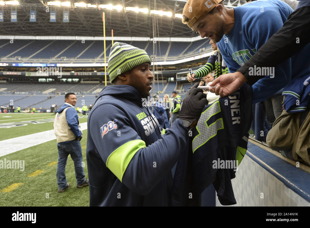 Seattle, WA, USA. 22 Sep, 2019. SEATTLE, WA - 22. SEPTEMBER: Seattle Seahawks middle linebacker Bobby Wagner (54) Autogramme, bevor ein NFL Football Spiel zwischen den New Orleans Saints und die Seattle Seahawks am 22 September, 2019 Century Link Stadion in Seattle, WA Kredit: Jeff Halstead/ZUMA Draht/Alamy leben Nachrichten Stockfoto