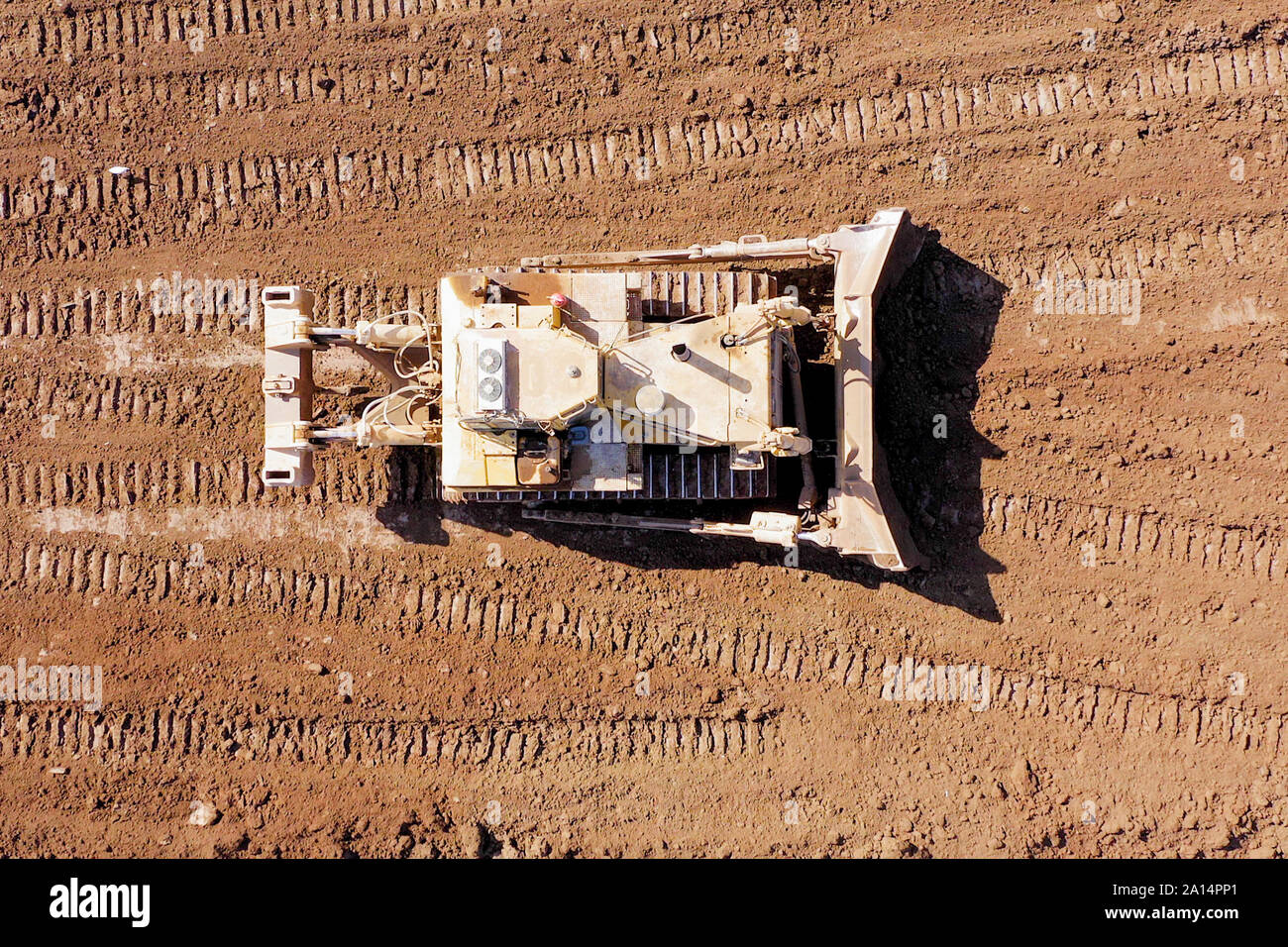 Bulldozer schieben große Menge frischen Boden, Luftbild. Stockfoto