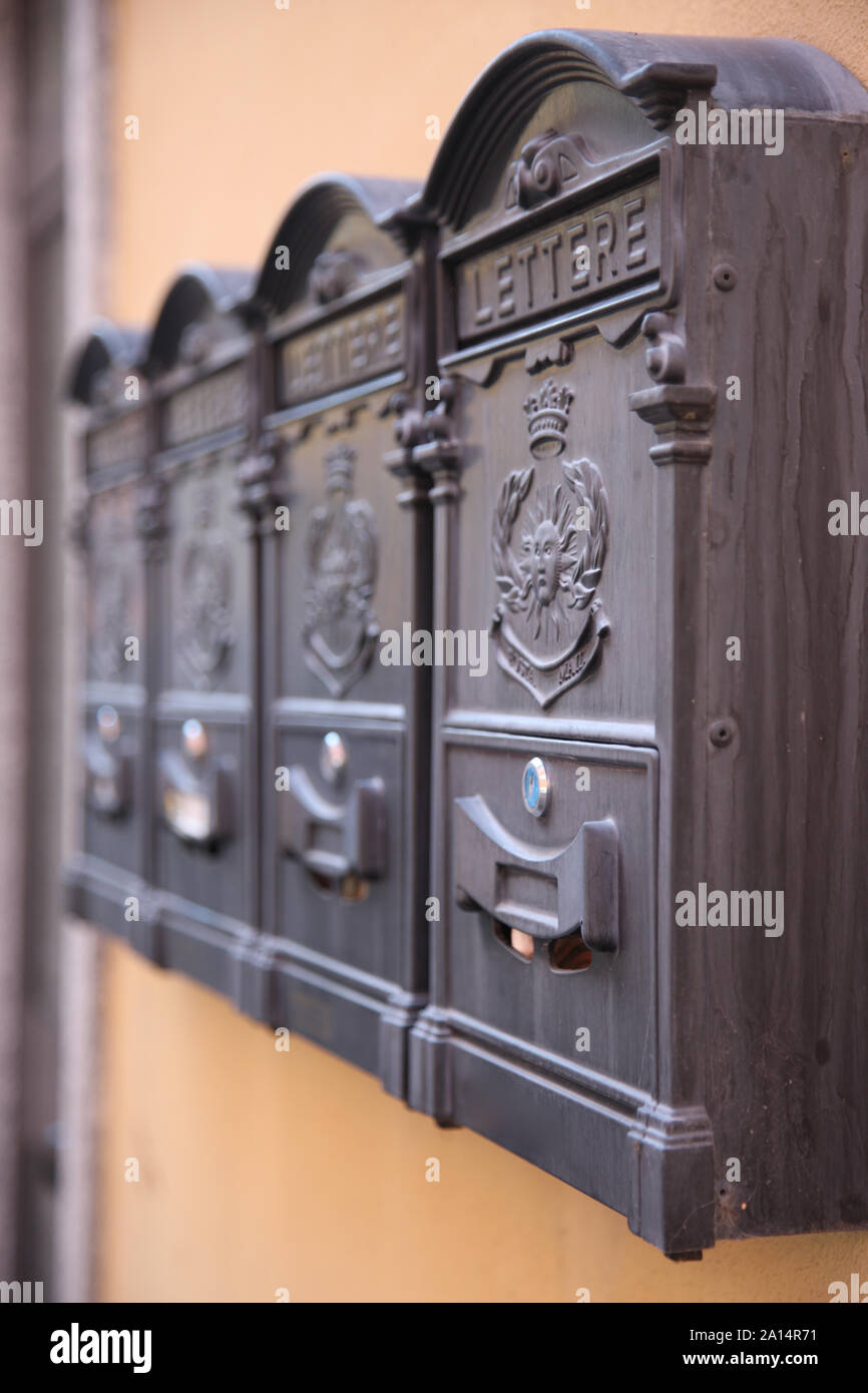 Eine Reihe von einzelnen hängenden Postfächer in einem Wohnhaus Stockfoto