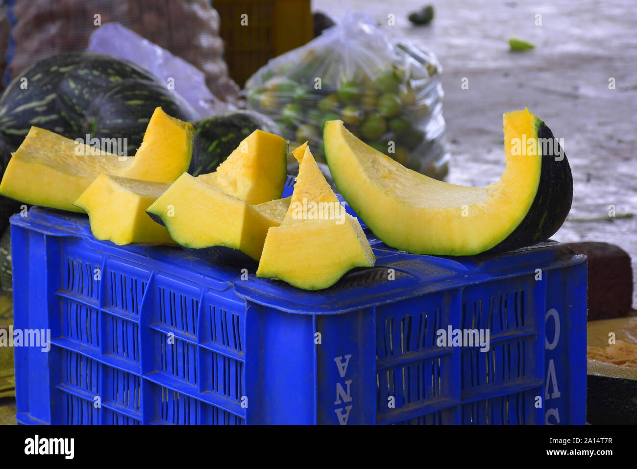 Gehackte Kürbisstücke und Kürbis auf Blau Carat, bereit für den Verkauf auf der Straße Markt Stockfoto