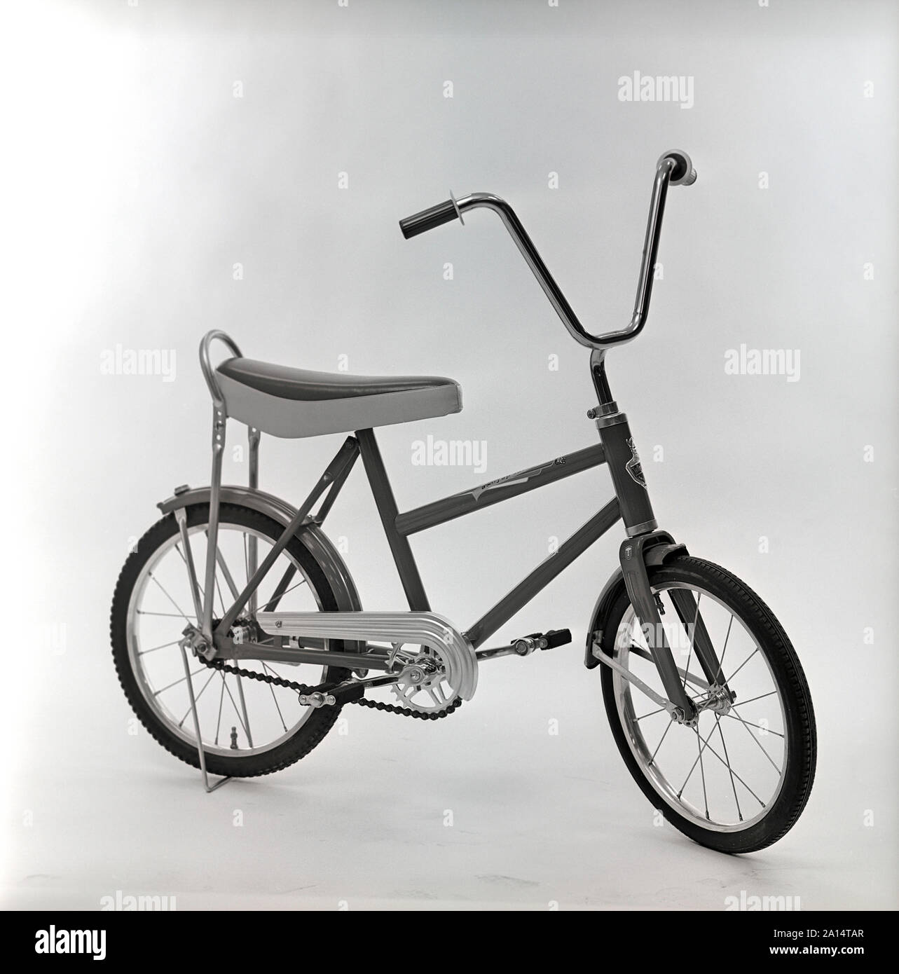 1960er Fahrrad. Einen Kinder Fahrrad Modell, das die coolste Sache um für  ein Kind der 1960er Jahre mit hohen Lenker und ein Laib Sitz betrachtet  wurde. Schweden 1966 ref CV 40-9 Stockfotografie - Alamy