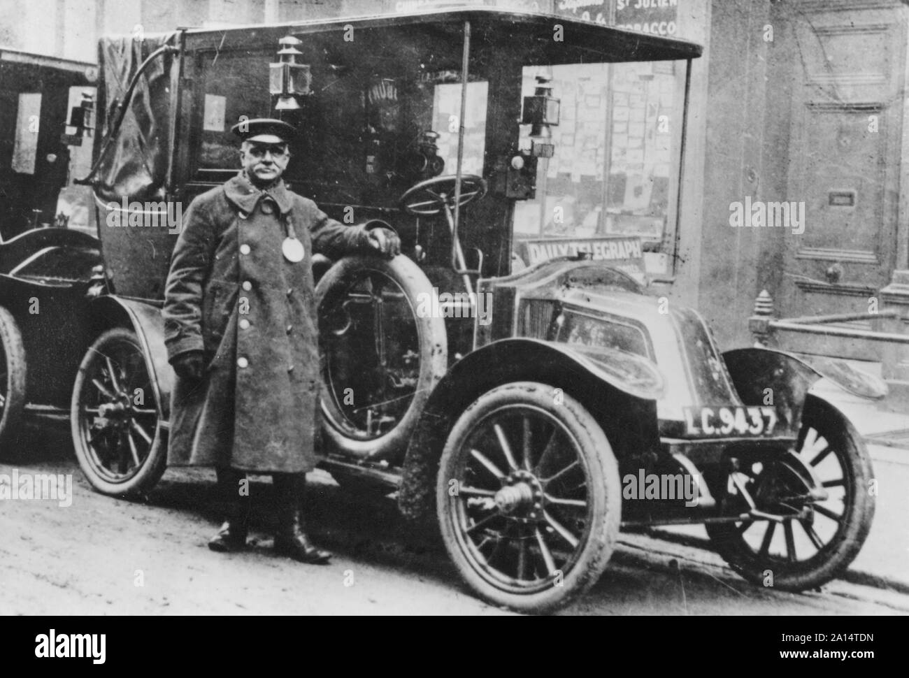 Auto Geschichte. Der französische Autohersteller Renault und eines ihrer Autos wie ein Taxi auf einem Pariser Straße. Auf diesem Bild aus dem Jahr 1914, viele Taxi Autos wurden verwendet, um Truppen in die Schlacht an der Marne im September zu transportieren. Bereits 1905 wurden Taxifahrer mit Taxameter in ihren Autos, die den Preis in Abhängigkeit von der Zeit und Entfernung berechnet. Stockfoto