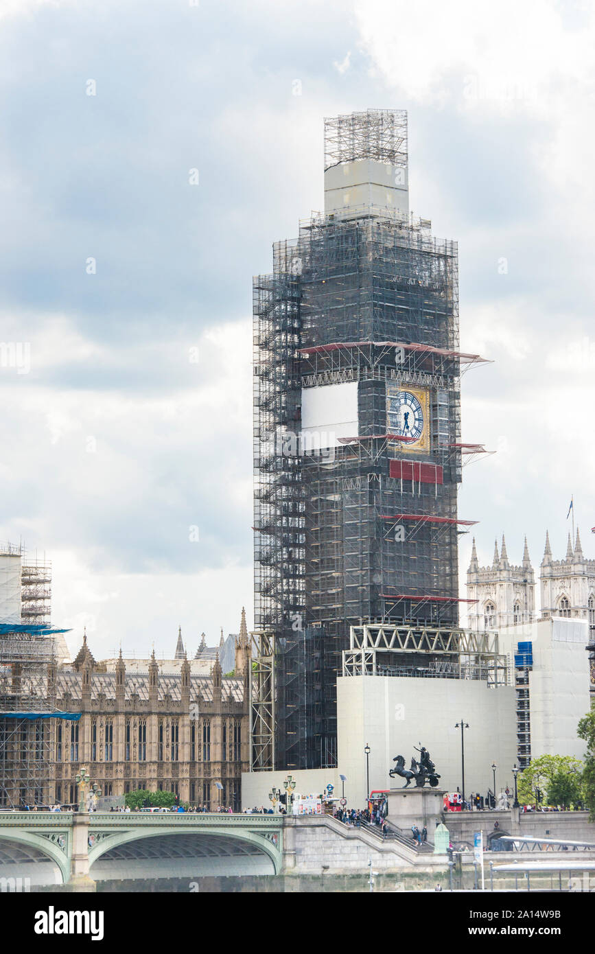 Elizabeth Tower und Big Ben im Gerüst für die vier Jahre der geplanten Reparatur. Westminster palace teilweise gesehen. London, England, UK. Stockfoto