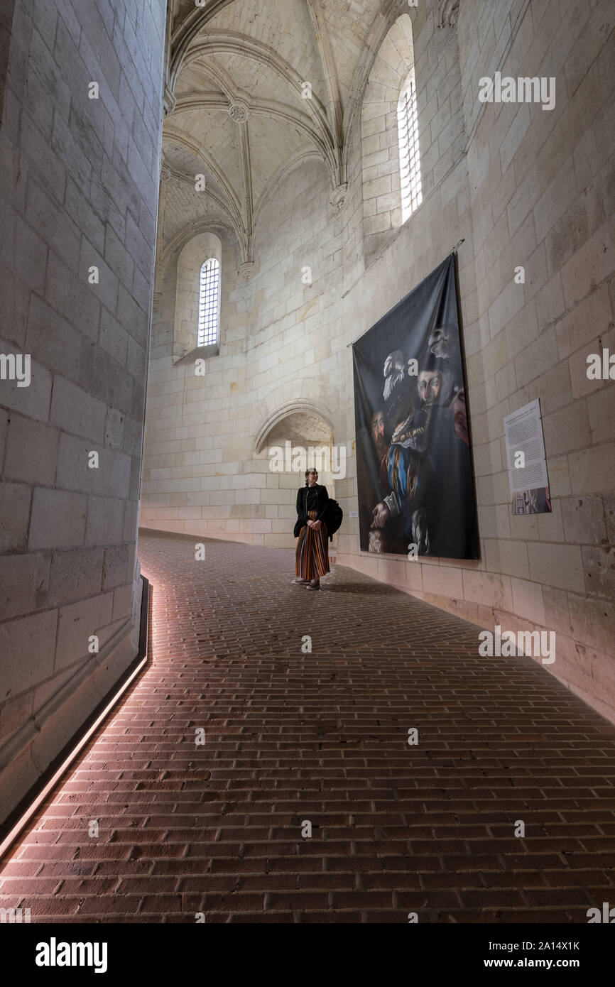 Frankreich, eine junge touristische Besuche das Innere der königlichen Residenz von Amboise: 2019-07, ein historisches Denkmal im Tal der Loire und Ruhestätte o Stockfoto