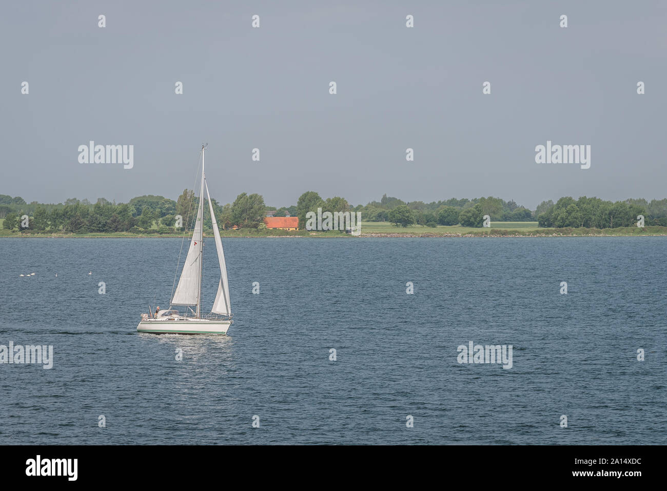 Segelboot allein im ruhigen Süden Fyn Archipel, Svendborg, Dänemark, 13. Juli 2019 Stockfoto