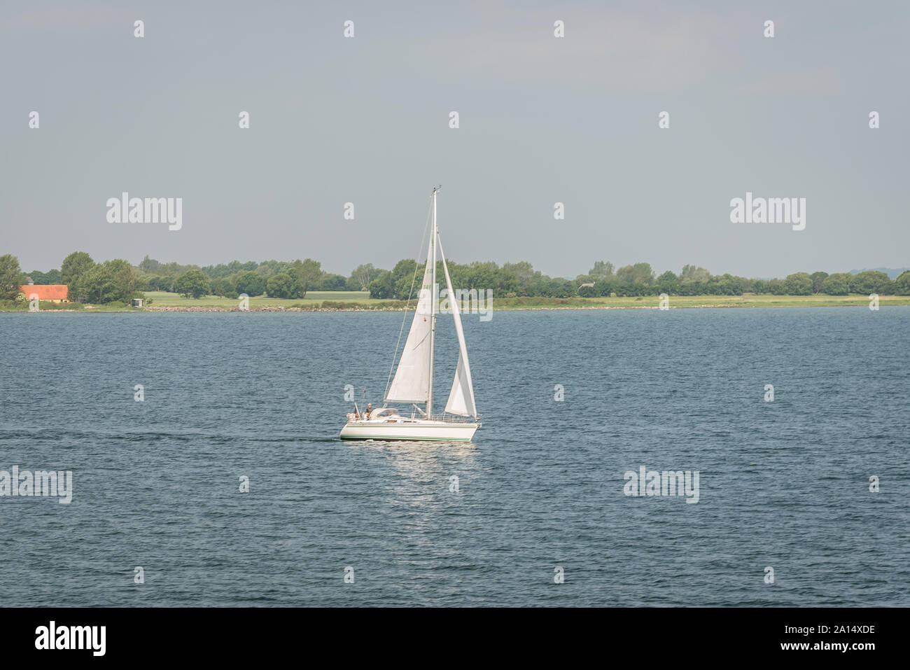 Segelboot allein in das ruhige Meer des Südens Fyn Archipel, Svendborg, Dänemark, 13. Juli 2019 Stockfoto