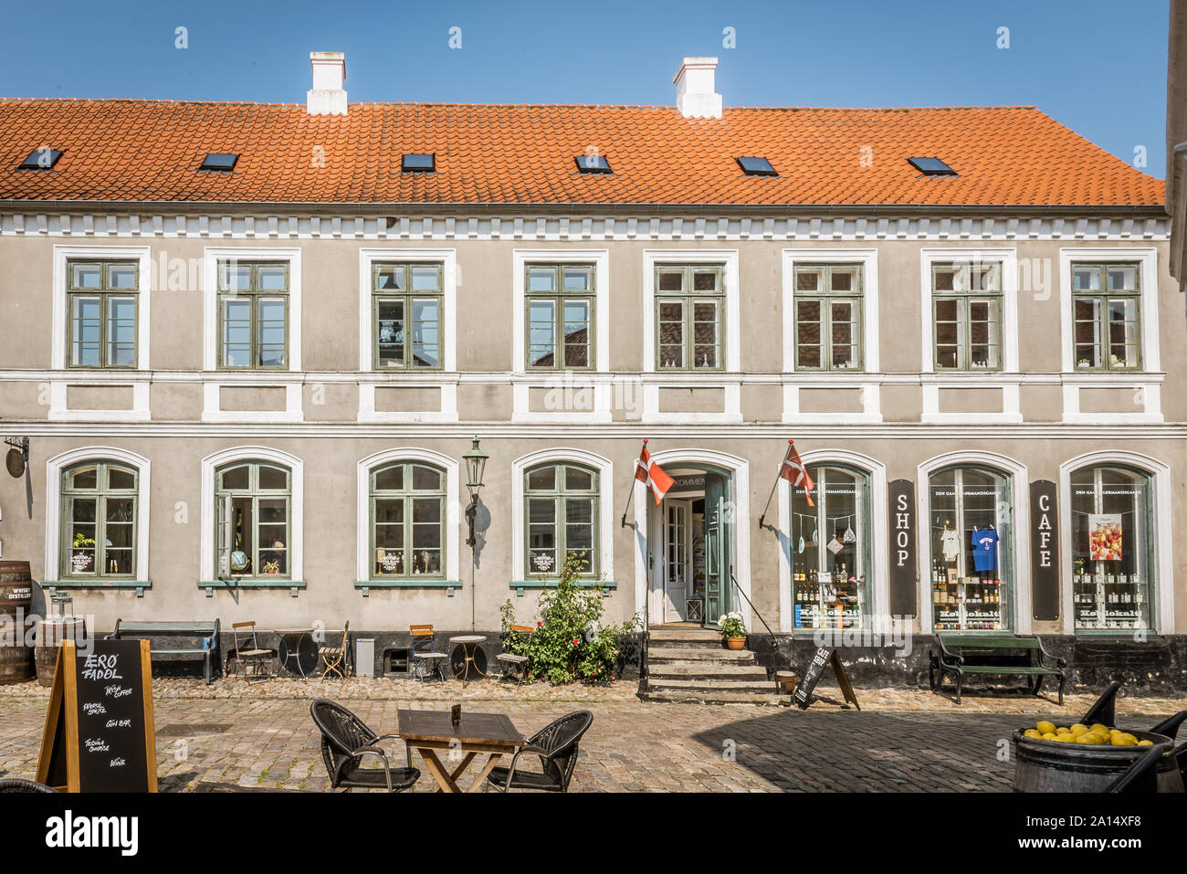 Eine alte idyllische dänische Shop mit Stühlen und Tischen auf dem Bürgersteig in Aeroskobing, Dänemark, 13. Juli 2019 13. Juli 2019 Stockfoto