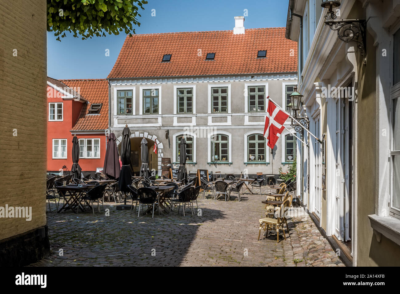 Die dänische Flagge am malerischen Platz von Aeroskobing, Dänemark, 13. Juli 2019 Stockfoto