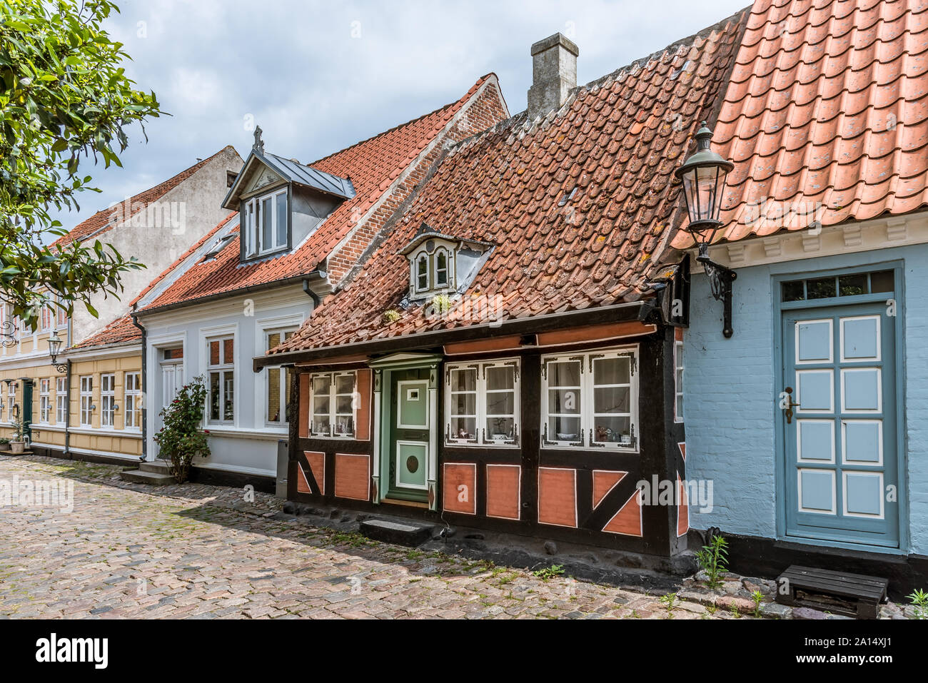 Eine alte romantische Märchen halftimbered Haus auf einer Straße mit Kopfsteinpflaster auf der Insel Aero, Dänemark, 13. Juli 2019 Stockfoto