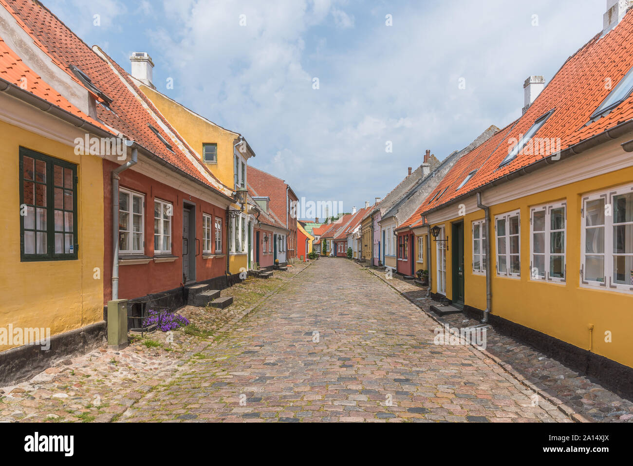 Einer idyllischen Straße mit Kopfsteinpflaster und alten Häusern auf der Insel Aero, Dänemark, 13. Juli 2019 Stockfoto