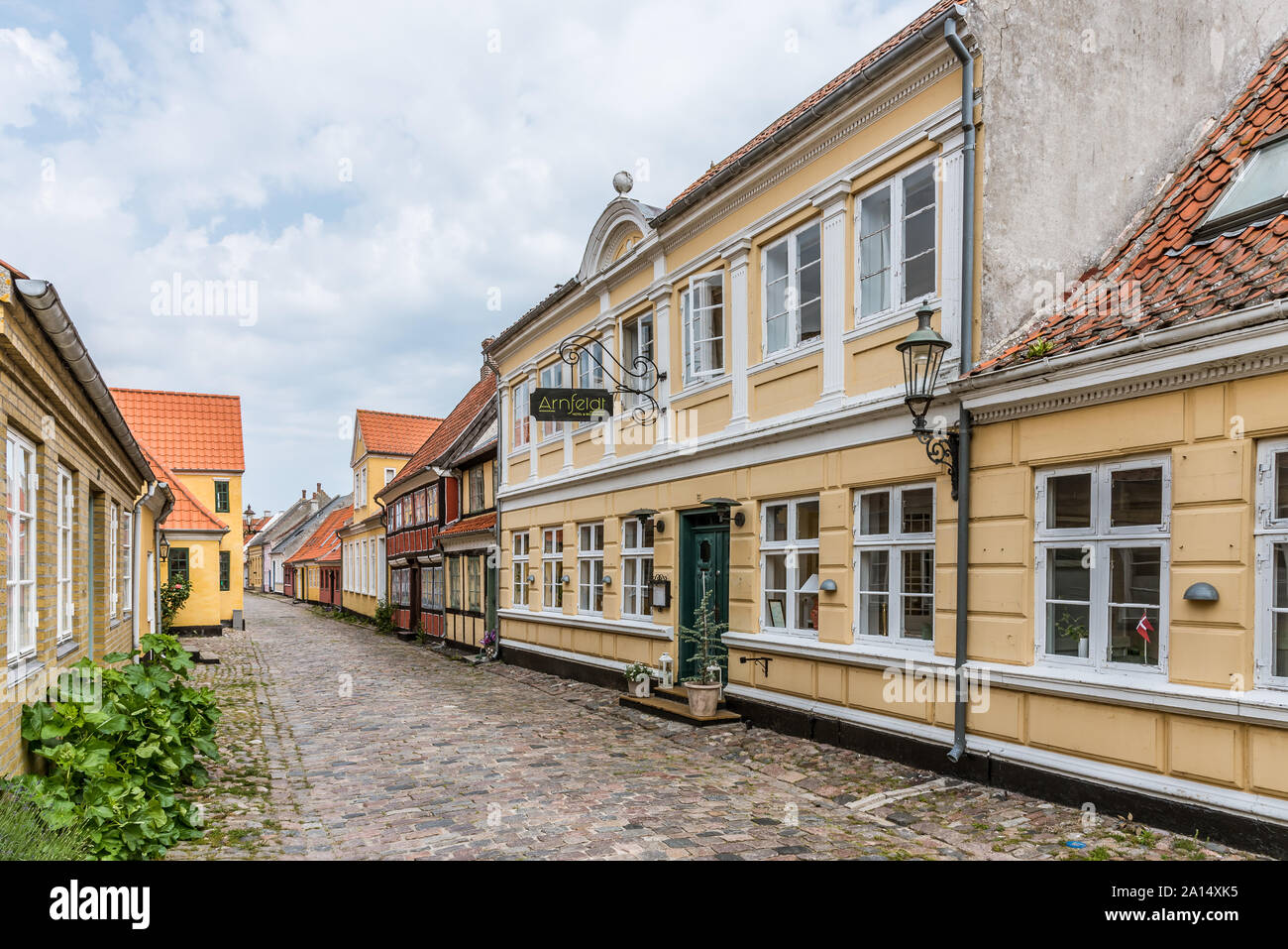 Eine alte Vintage Hotel auf einer idyllischen Straße mit Kopfsteinpflaster auf der Insel Aero, Dänemark, 13. Juli 2019 Stockfoto