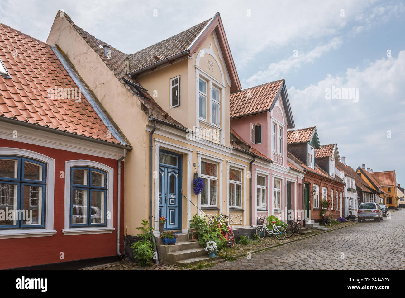 Alten romantischen Häusern auf einer Straße mit Kopfsteinpflaster im ÆRØSKØBING, Dänemark, 13. Juli 2019 Stockfoto