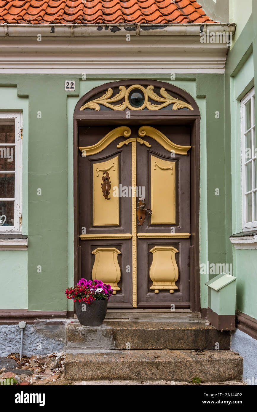 Eine schöne bemalte Eingangstür und Treppen, ÆRØSKØBING, Dänemark, 13. Juli 2019 Stockfoto