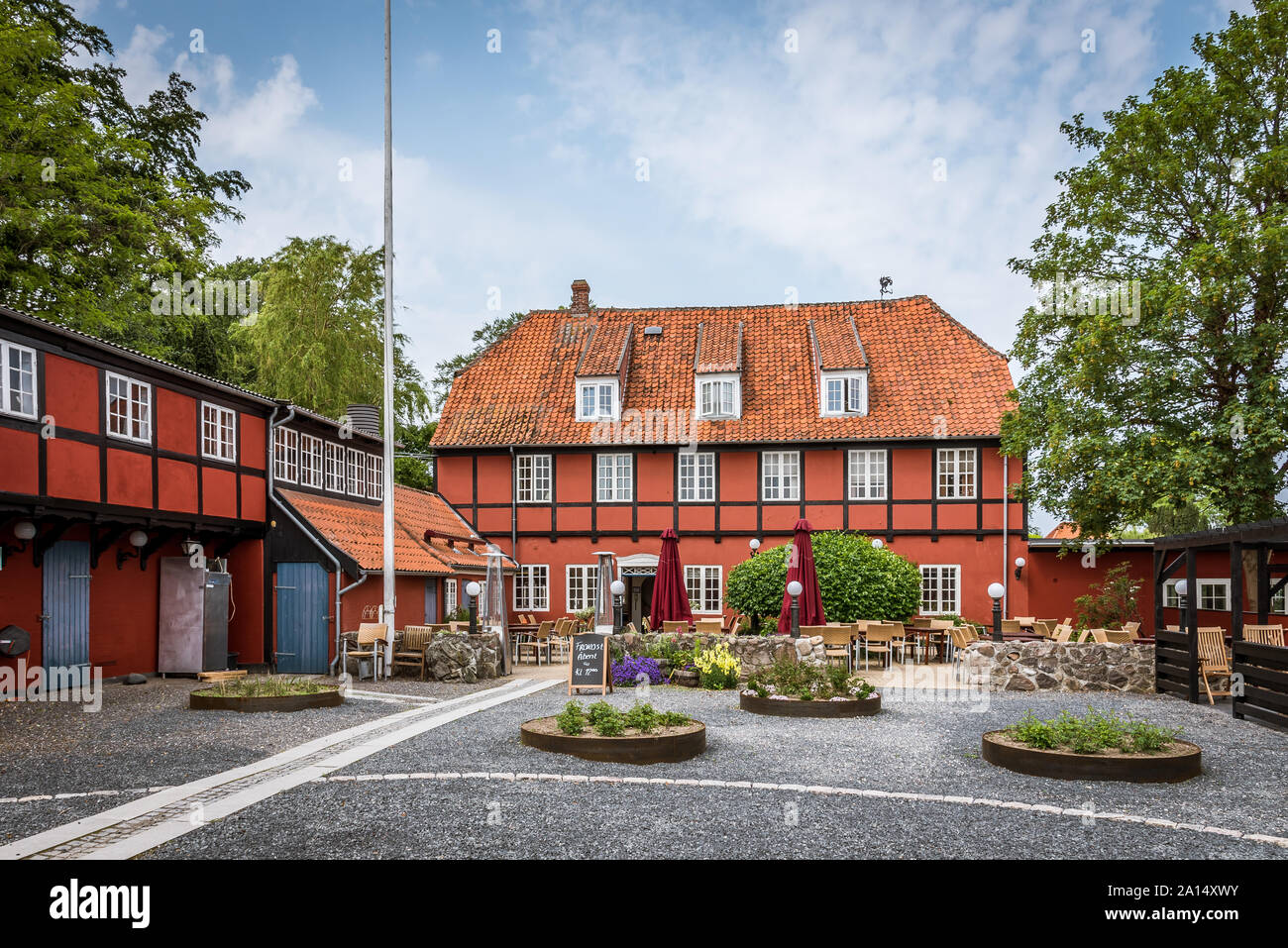 Ein rotes Hotel in Fachwerk, ÆRØSKØBING, Dänemark, 13. Juli 2019 Stockfoto