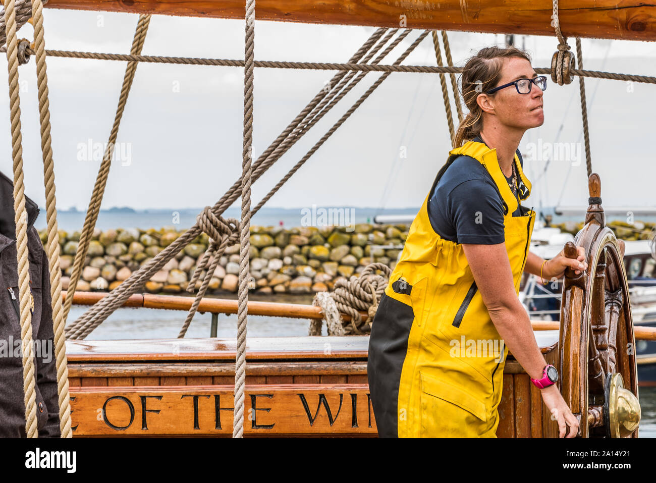 Der erste Maat am Lenkrad auf der English Training Schiff das Auge der Wind am Kai in ÆRØSKØBING, Dänemark, 13. Juli 2019 Stockfoto