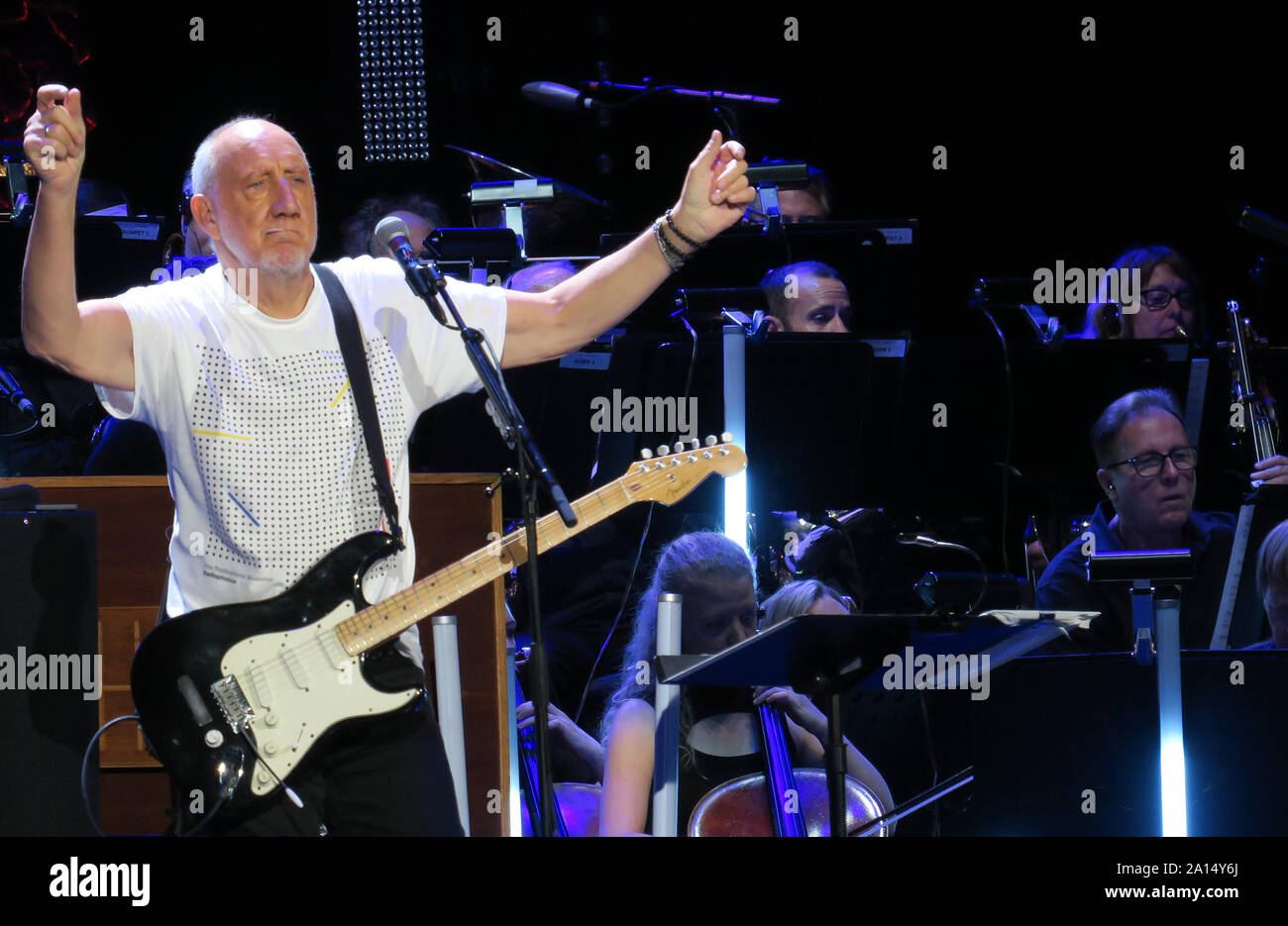 Tampa, USA. 22 Sep, 2019. September 22, 2019 - Tampa, Florida, United States - Pete Townshend der englischen Band The Wer führt mit einem 48-köpfigen Orchester auf der Amalie Arena auf der zweiten Etappe von der Band auf! Tour am 22. September 2019 in Tampa, Florida. Credit: Paul Hennessy/Alamy leben Nachrichten Stockfoto