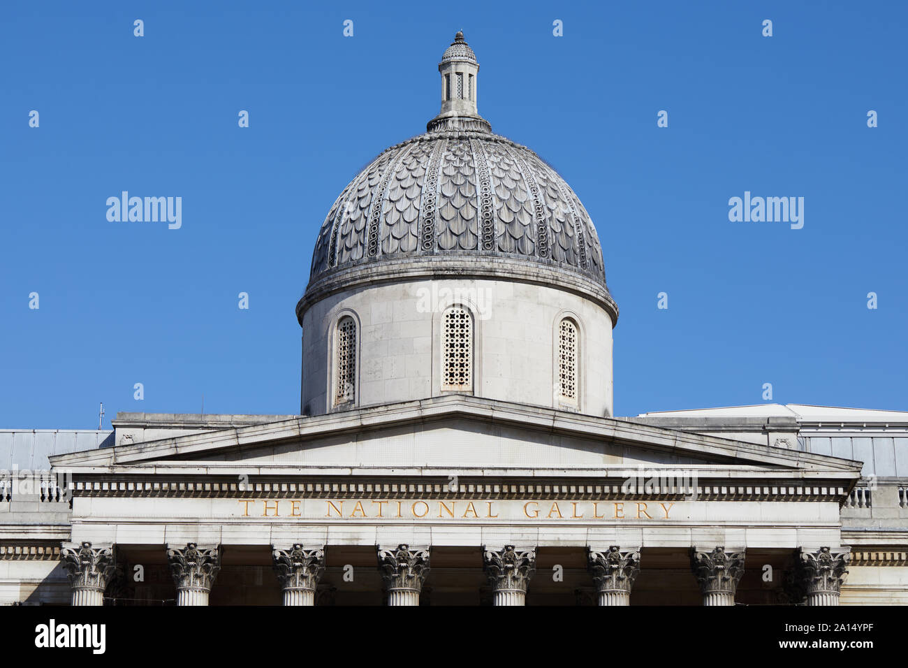 London, England - Sept 18, 2019: Die Kuppel und die Oberseite des Portikus der National Gallery, mit Blick auf den Trafalgar Square. Stockfoto