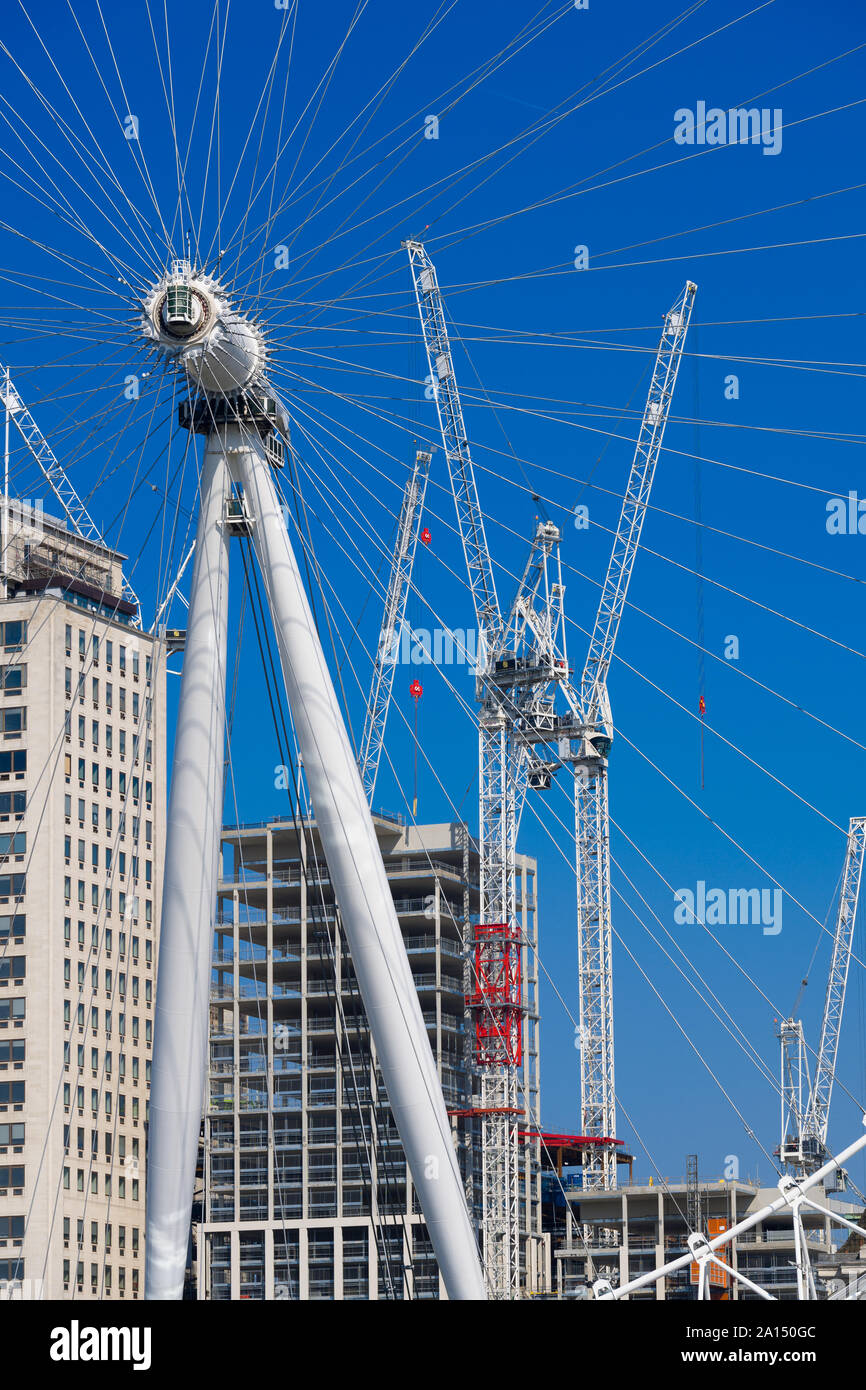 Krane an der Southbank Ort fotografiert durch das London Eye. Southbank ist eine gemischte Entwicklung von Büros, Wohnungen und Ladenflächen, Southb Stockfoto