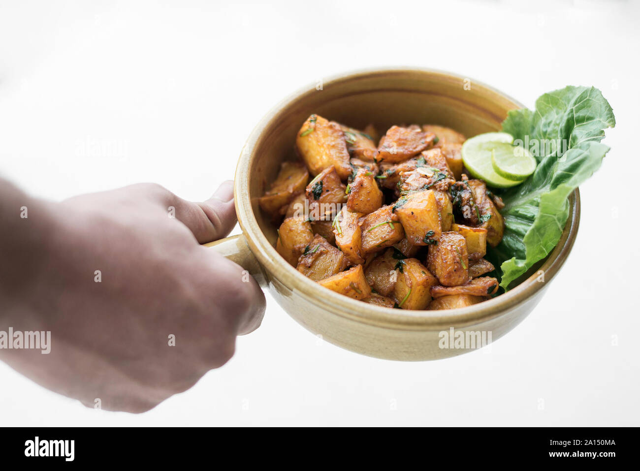 Batata harra traditionelle libanesische Mezze würzig gebraten Kartoffel starter Dish Stockfoto